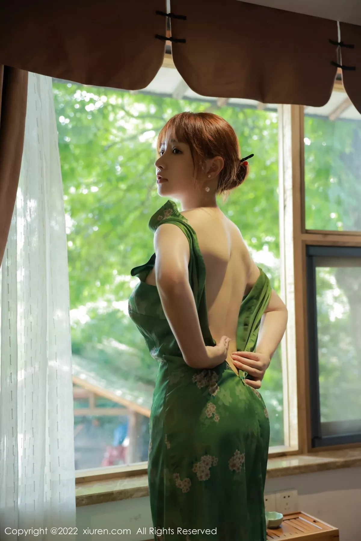 秀人集.com_[XiuRen秀人网]No.5276_模特养乐多DoDo江边场景性感绿色旗袍配超薄肉丝迷人诱惑写真51P