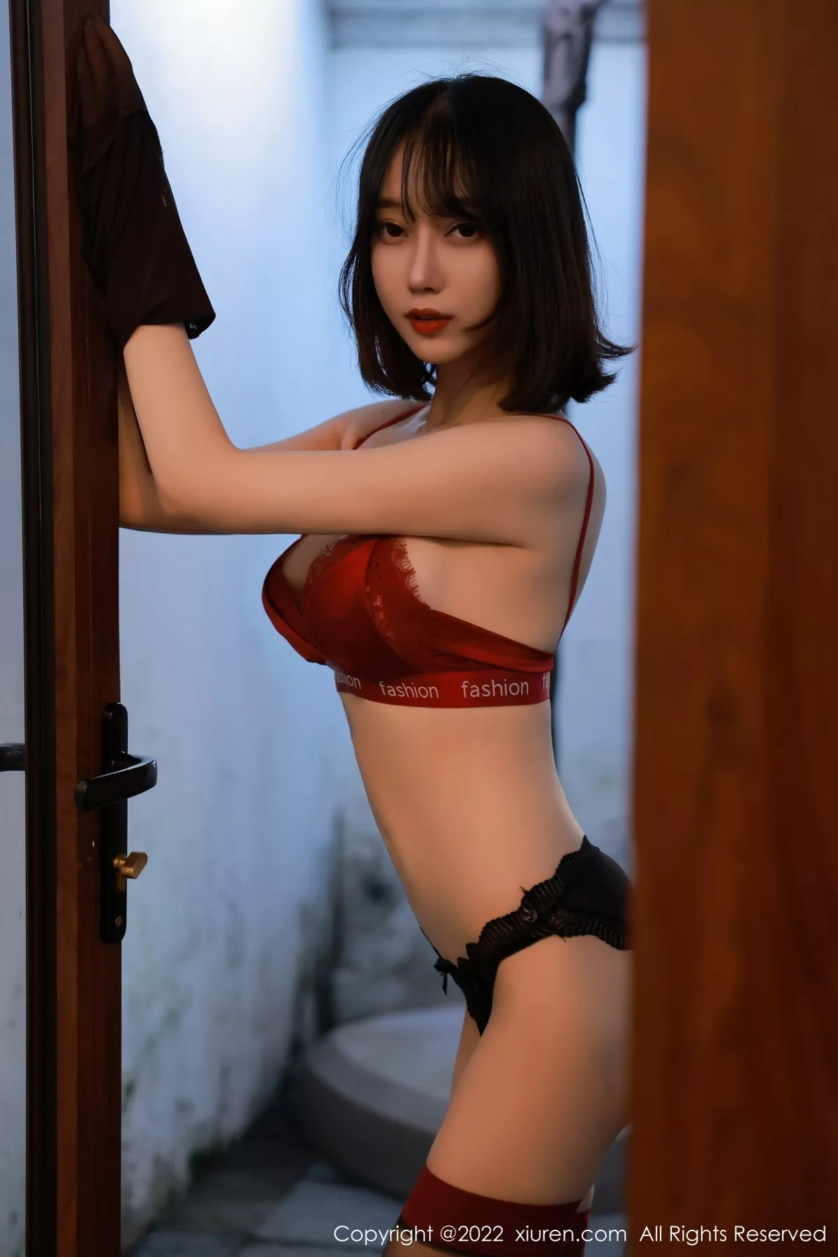 秀人集.com_[XiuRen秀人网]No.5283_模特玥儿玥er澳门旅拍半脱露红色蕾丝内衣秀完美身材诱惑写真52P