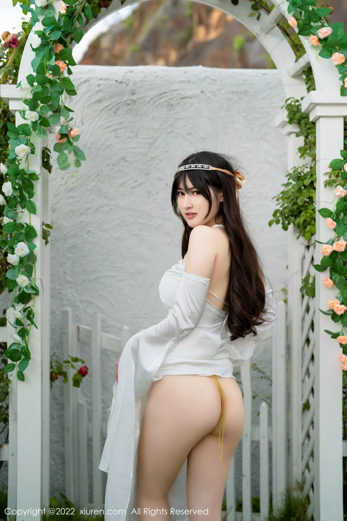 秀人集.com_[XiuRen秀人网]No.5288_模特诗诗kiki大理旅拍白色露肩长裙秀诱人金色内衣惹火诱惑写真59P