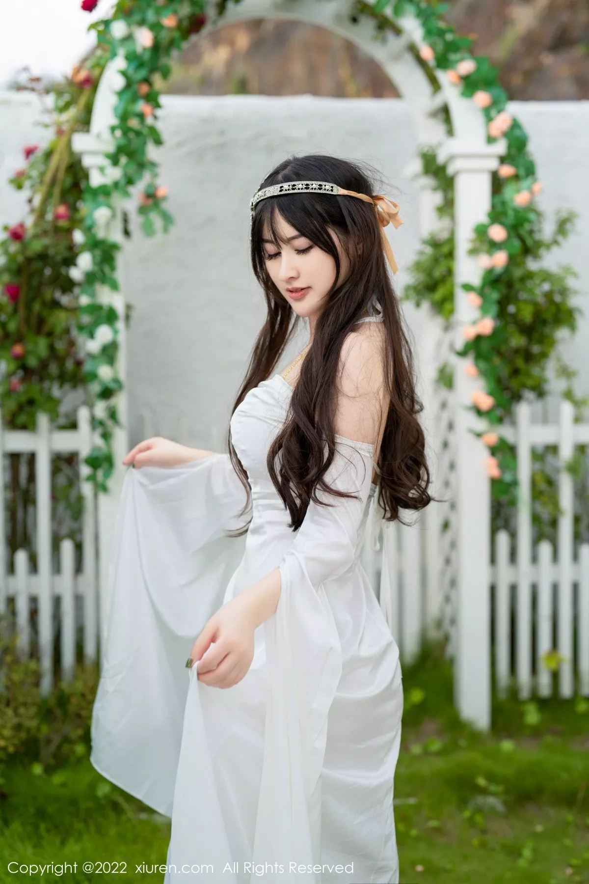 秀人集.com_[XiuRen秀人网]No.5288_模特诗诗kiki大理旅拍白色露肩长裙秀诱人金色内衣惹火诱惑写真59P