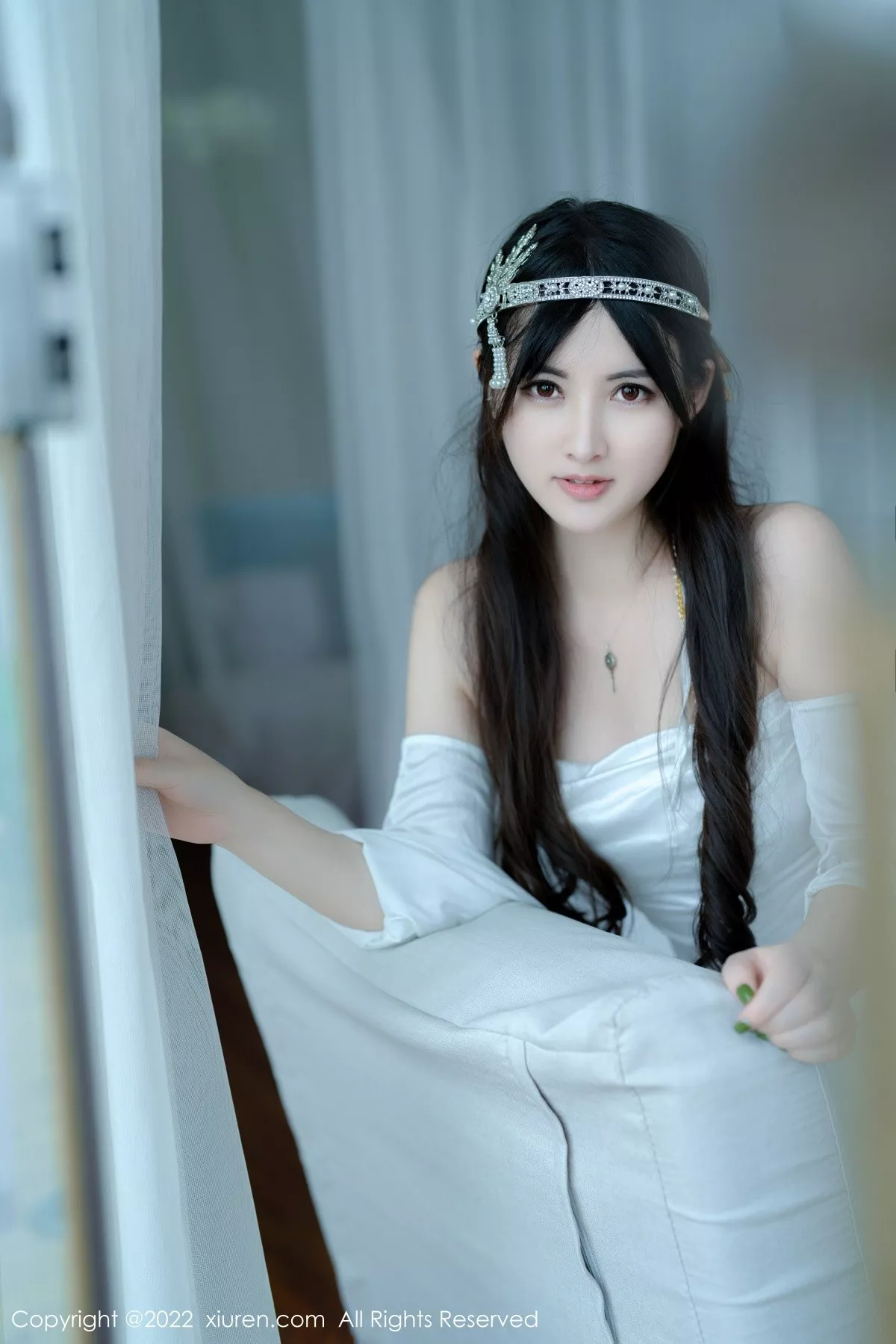 秀人集.com_[XiuRen秀人网]No.5288_模特诗诗kiki大理旅拍白色露肩长裙秀诱人金色内衣惹火诱惑写真59P