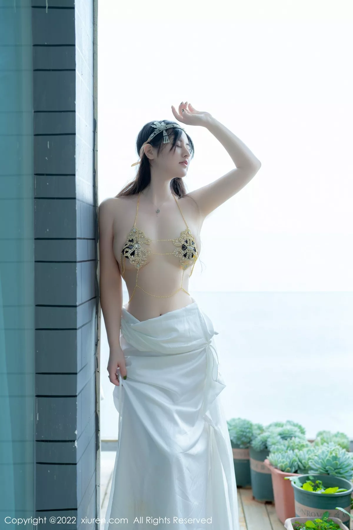 秀人集.com_[XiuRen秀人网]No.5288_模特诗诗kiki大理旅拍白色露肩长裙秀诱人金色内衣惹火诱惑写真59P