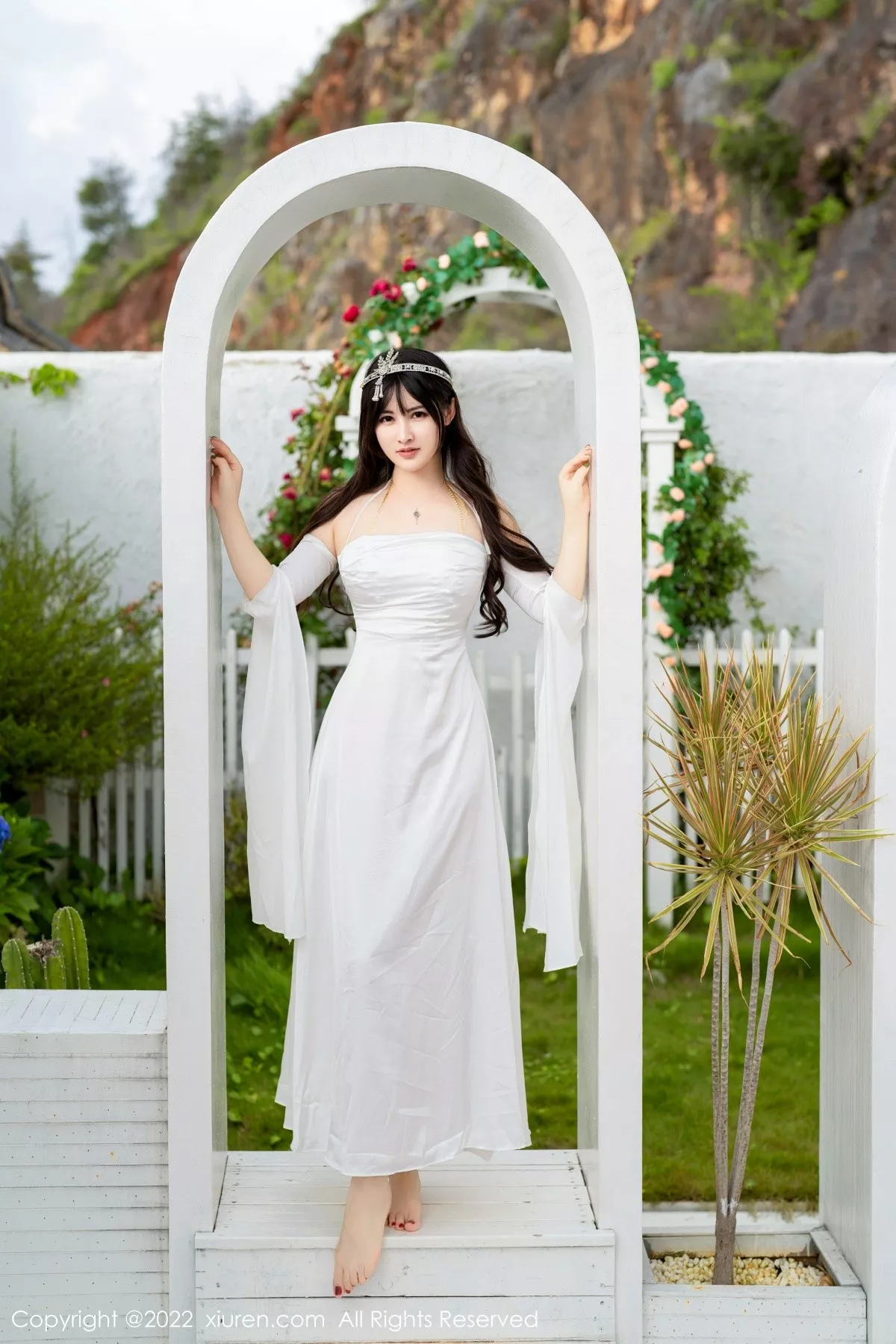 秀人集.com_[XiuRen秀人网]No.5288_模特诗诗kiki大理旅拍白色露肩长裙秀诱人金色内衣惹火诱惑写真59P