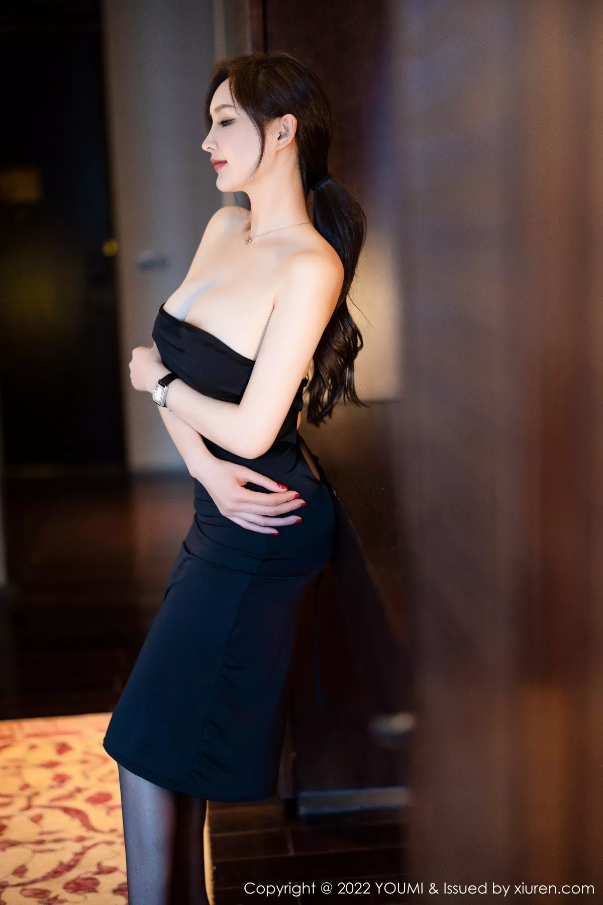 秀人集.com_[YouMi尤蜜荟]Vol.817_女神奶瓶土肥圆私房黑色露肩裙配超薄黑丝秀完美身材诱惑写真92P