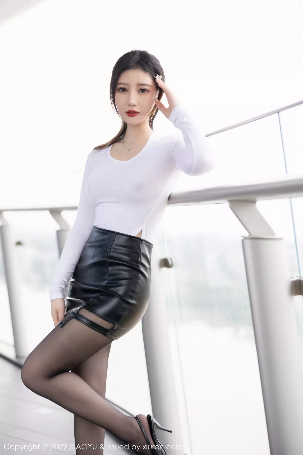 秀人集.com_[XiaoYu画语界]Vol.823_模特张欣欣私房性感真空白T配黑色皮裙露无内黑丝极致魅惑写真71P