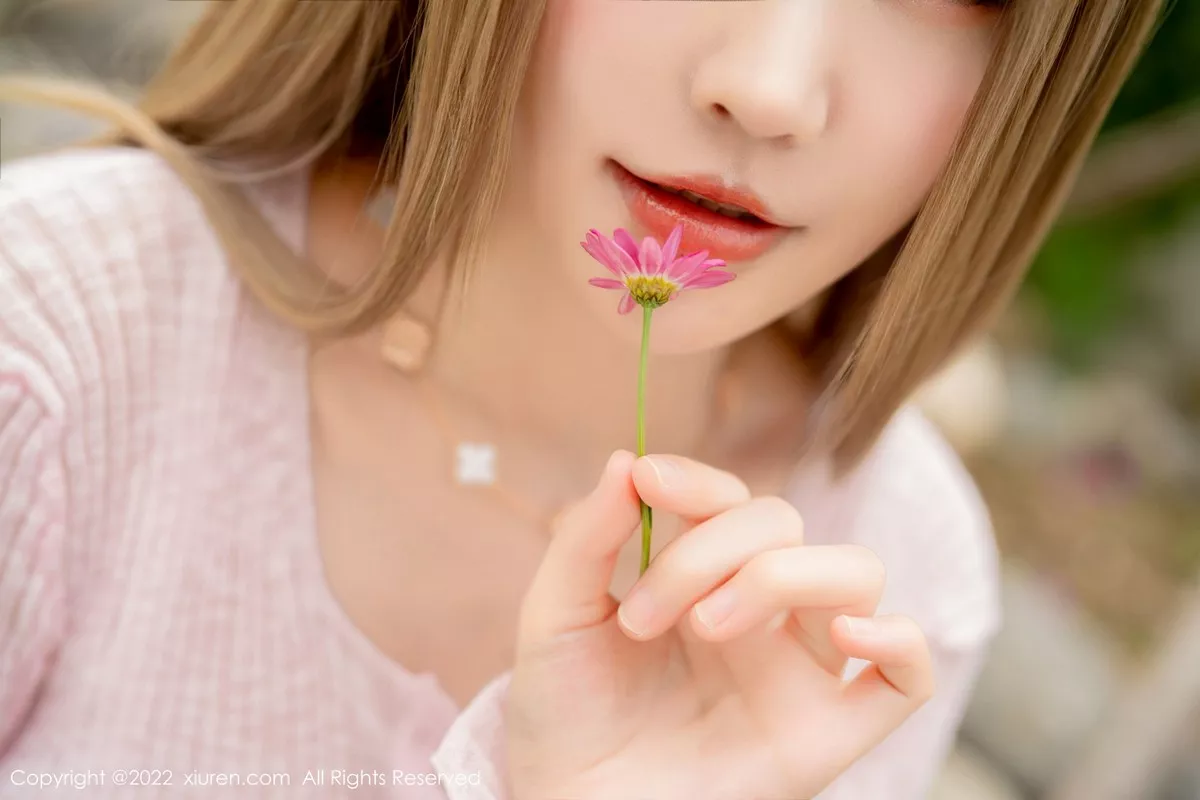 秀人集.com_[XiuRen秀人网]No.5295_女神朱可儿Flora大理旅拍粉色上衣配超薄无内肉丝撩人诱惑写真71P