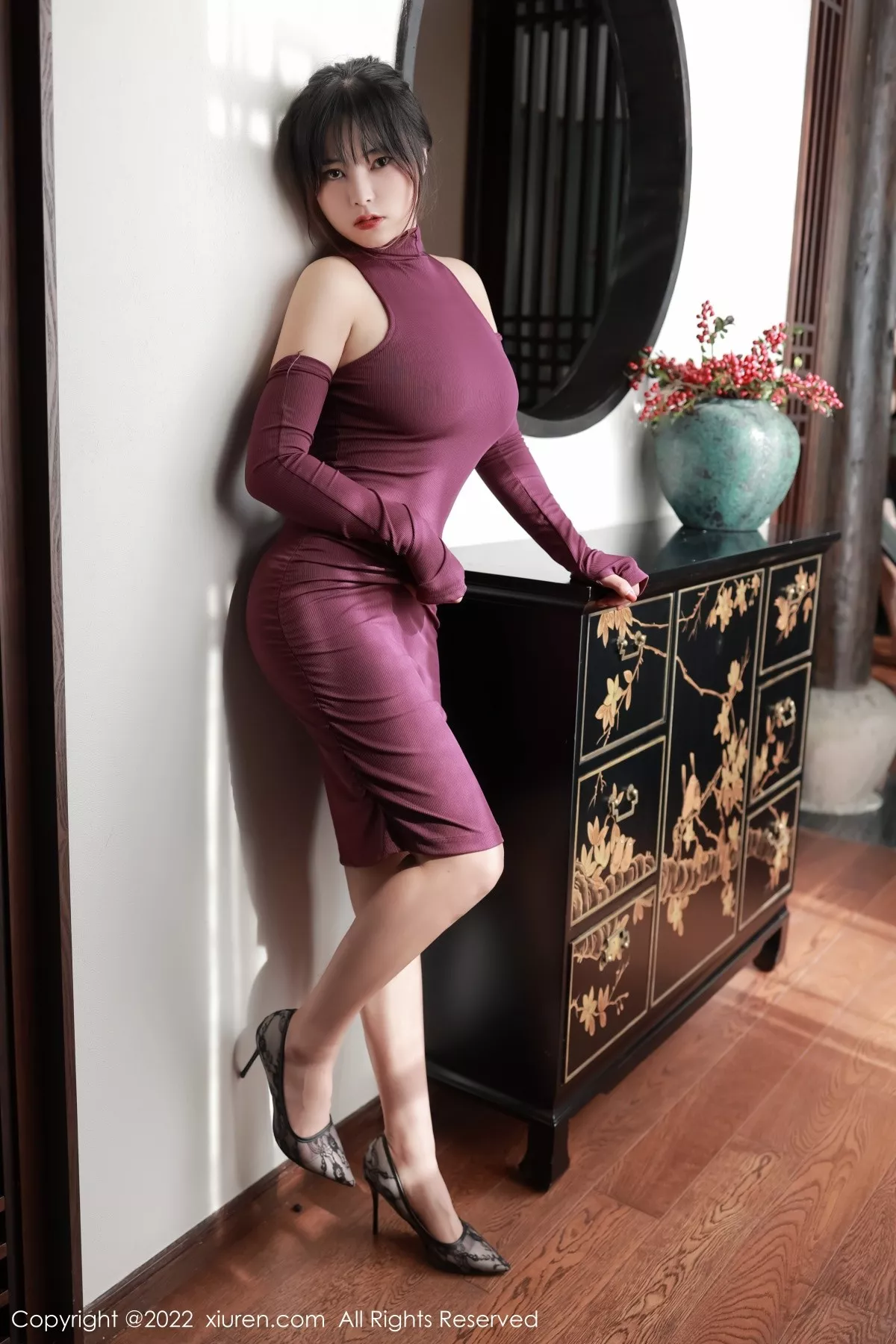 秀人集.com_[XiuRen秀人网]No.5302_模特奈沐子澳门旅拍室内场景紫红色连衣裙秀曼妙身材诱惑写真46P