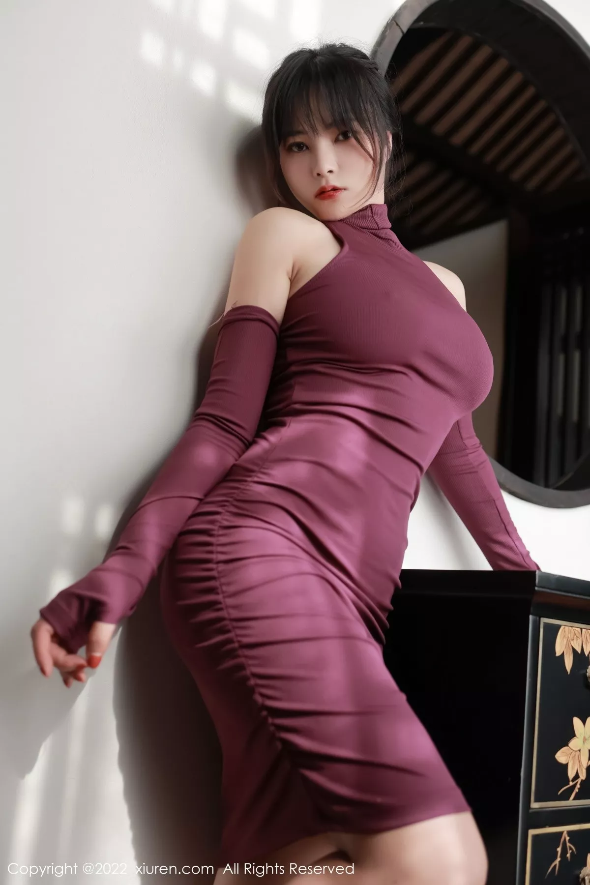 秀人集.com_[XiuRen秀人网]No.5302_模特奈沐子澳门旅拍室内场景紫红色连衣裙秀曼妙身材诱惑写真46P