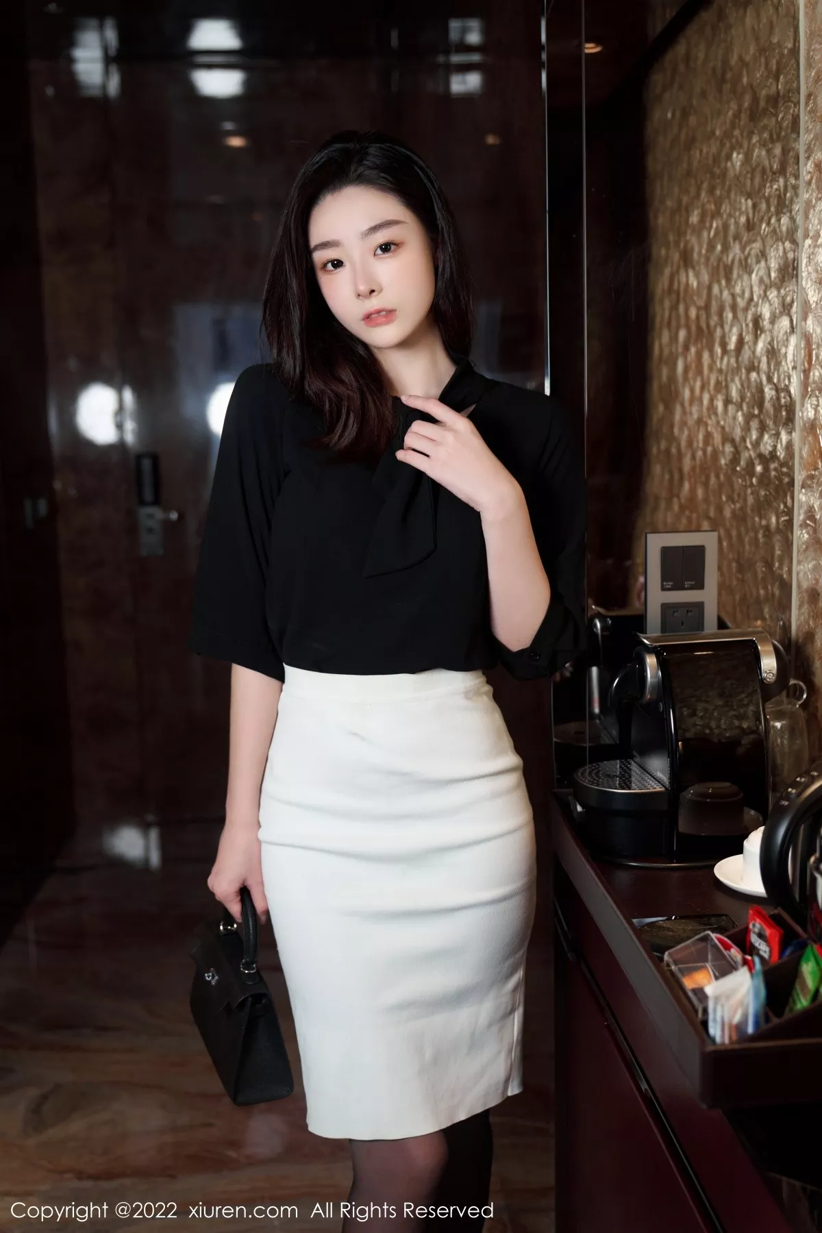 秀人集.com_[XiuRen秀人网]No.5312_模特是小逗逗黑色轻透上衣配白色短裙露超薄无内黑丝诱惑写真90P