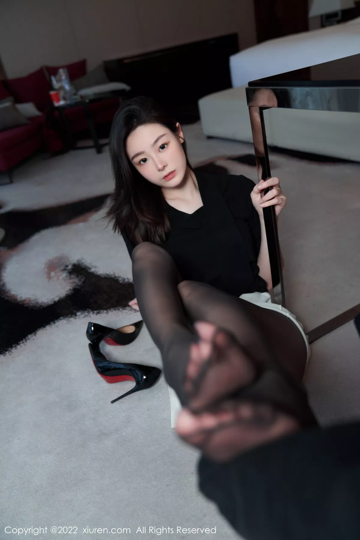 秀人集.com_[XiuRen秀人网]No.5312_模特是小逗逗黑色轻透上衣配白色短裙露超薄无内黑丝诱惑写真90P