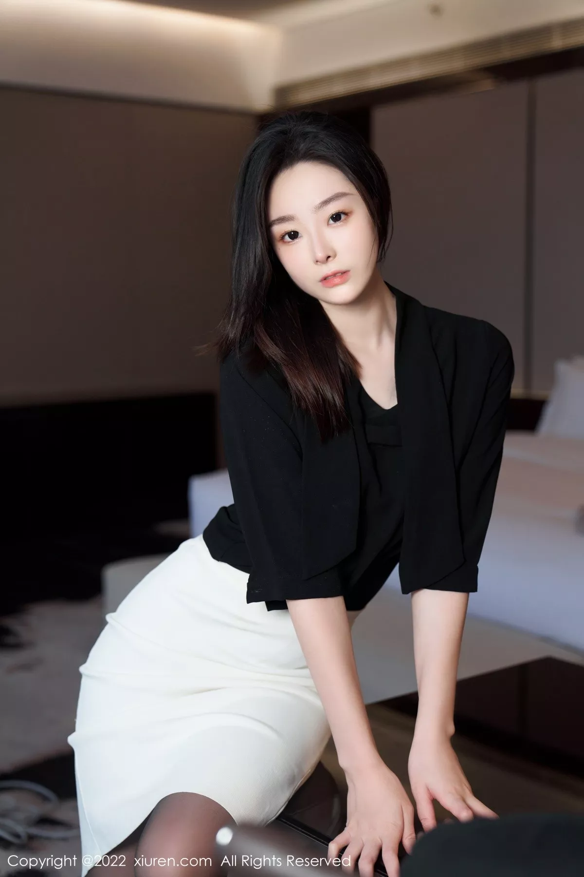 秀人集.com_[XiuRen秀人网]No.5312_模特是小逗逗黑色轻透上衣配白色短裙露超薄无内黑丝诱惑写真90P