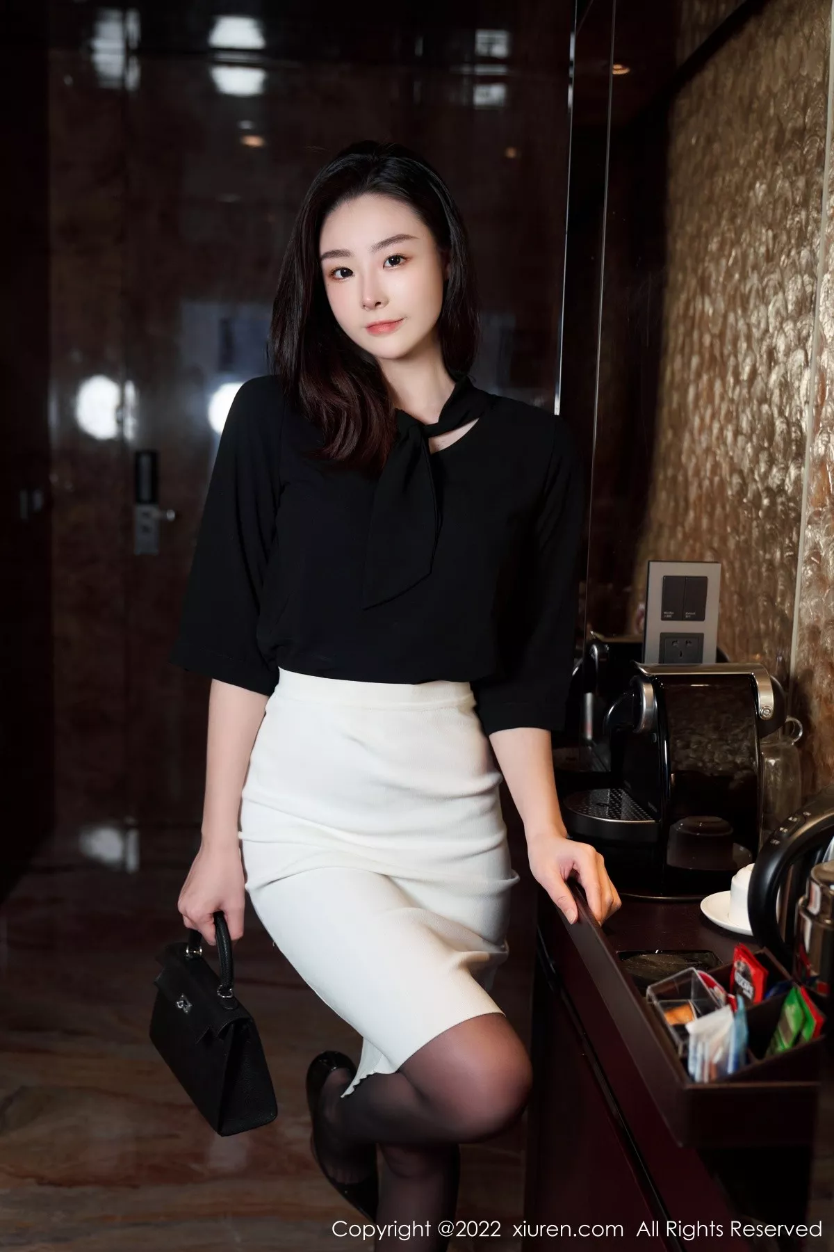 秀人集.com_[XiuRen秀人网]No.5312_模特是小逗逗黑色轻透上衣配白色短裙露超薄无内黑丝诱惑写真90P