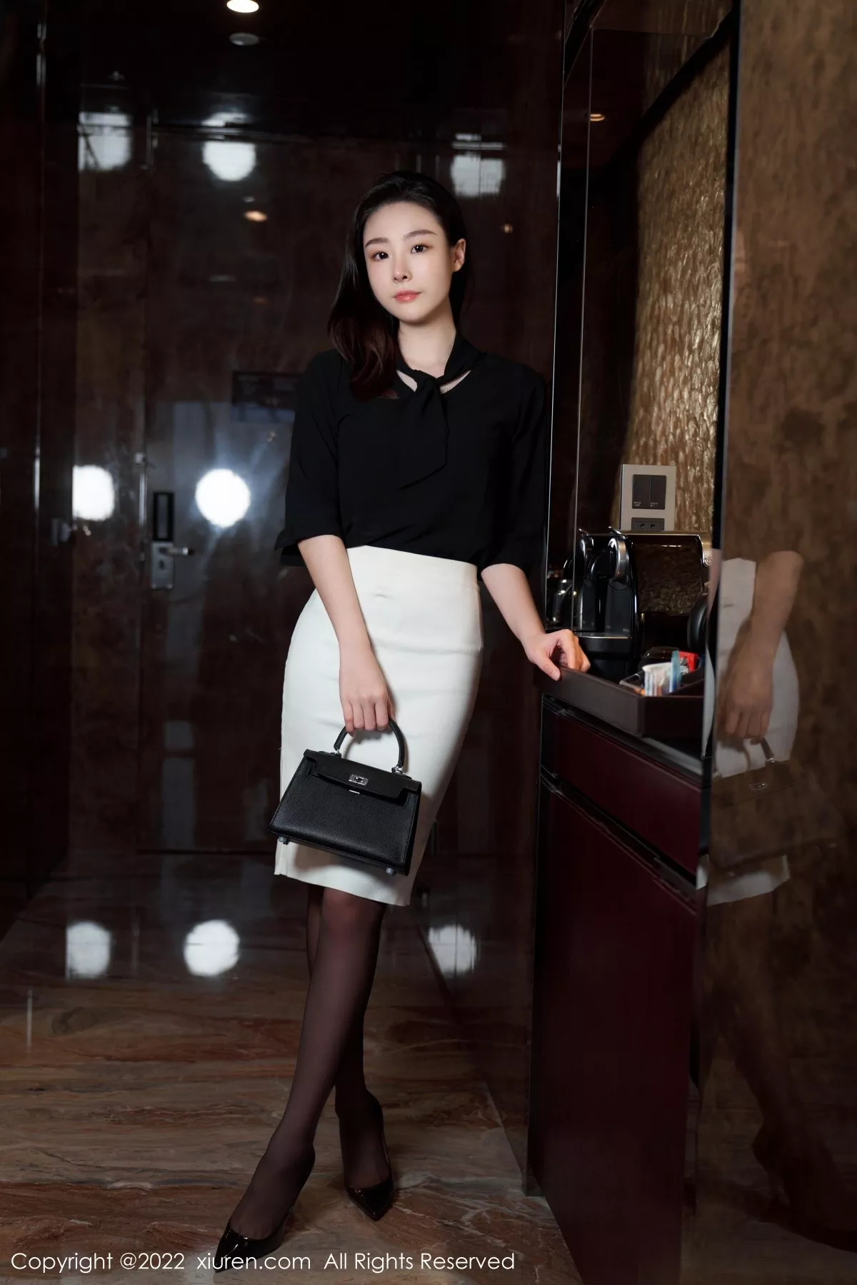 秀人集.com_[XiuRen秀人网]No.5312_模特是小逗逗黑色轻透上衣配白色短裙露超薄无内黑丝诱惑写真90P