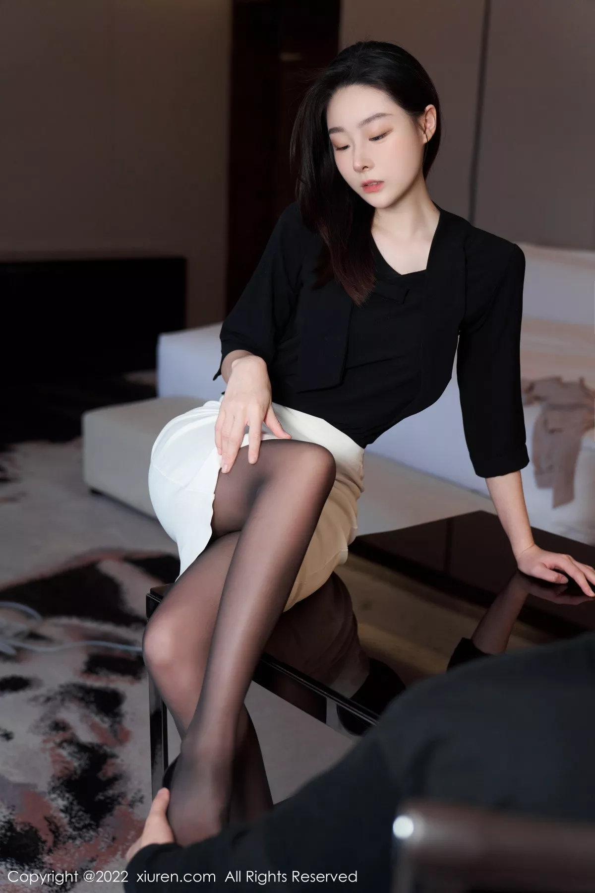 秀人集.com_[XiuRen秀人网]No.5312_模特是小逗逗黑色轻透上衣配白色短裙露超薄无内黑丝诱惑写真90P