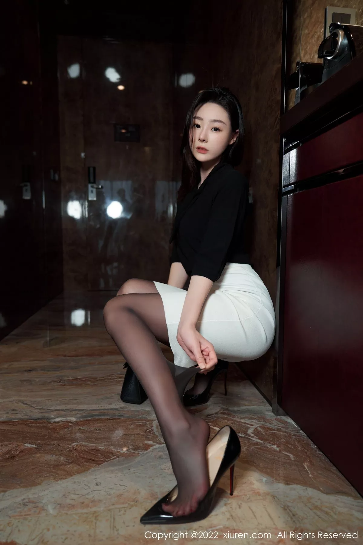 秀人集.com_[XiuRen秀人网]No.5312_模特是小逗逗黑色轻透上衣配白色短裙露超薄无内黑丝诱惑写真90P