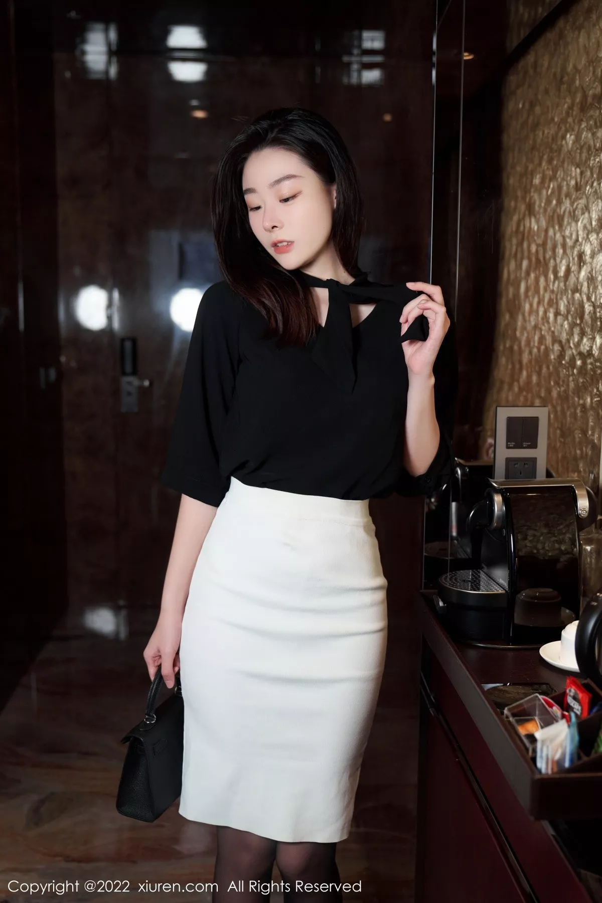 秀人集.com_[XiuRen秀人网]No.5312_模特是小逗逗黑色轻透上衣配白色短裙露超薄无内黑丝诱惑写真90P