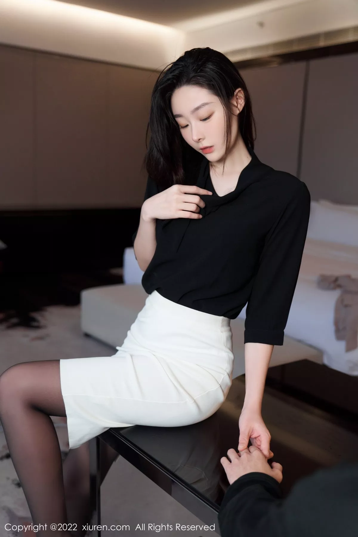 秀人集.com_[XiuRen秀人网]No.5312_模特是小逗逗黑色轻透上衣配白色短裙露超薄无内黑丝诱惑写真90P