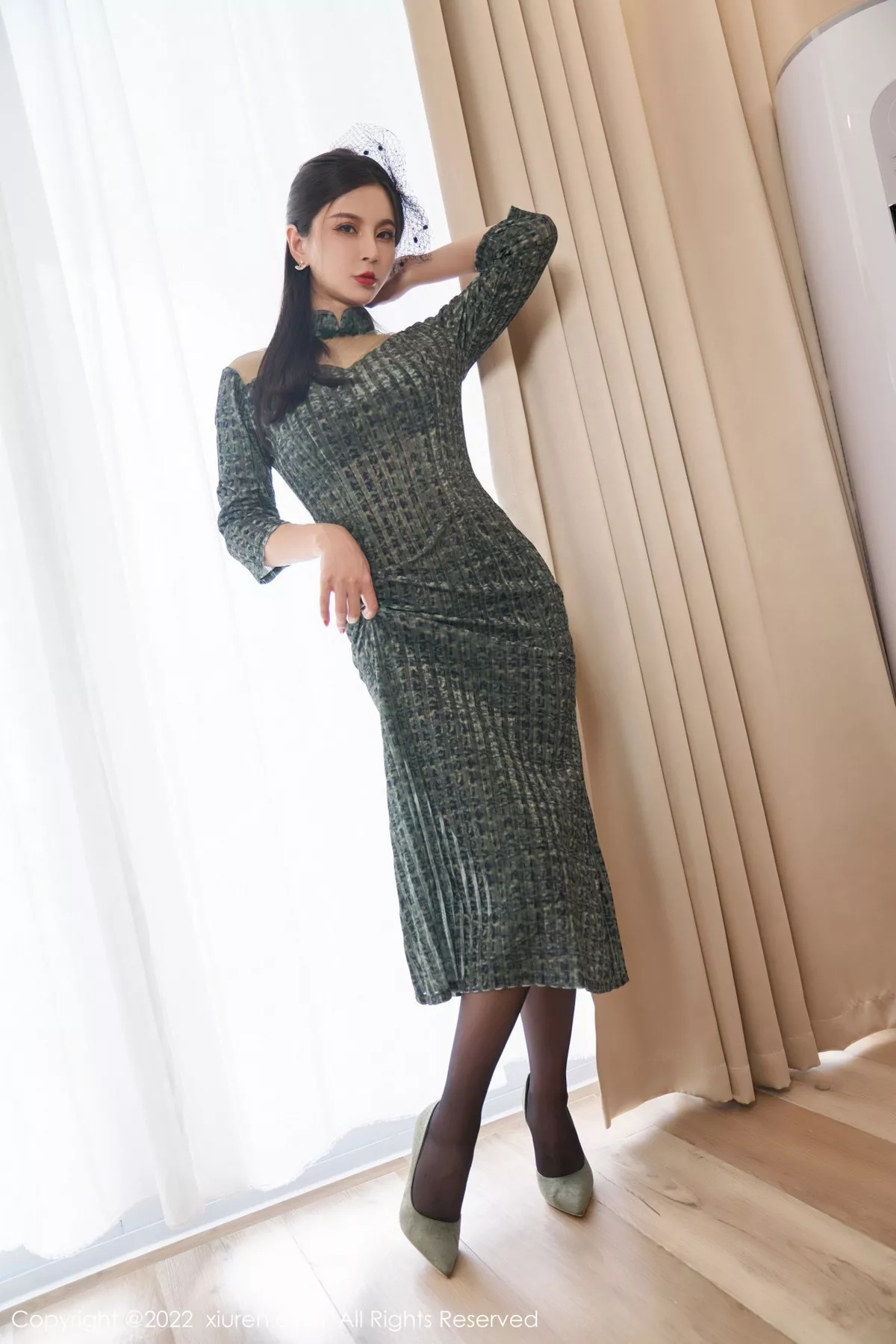 秀人集.com_[XiuRen秀人网]No.5373_模特小蛮妖Yummy暗绿色连衣裙配超薄黑丝露性感内衣诱惑写真77P