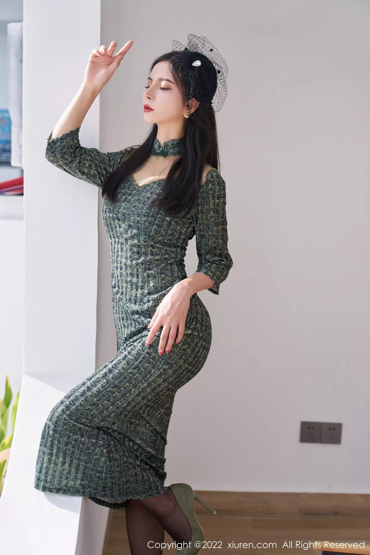 秀人集.com_[XiuRen秀人网]No.5373_模特小蛮妖Yummy暗绿色连衣裙配超薄黑丝露性感内衣诱惑写真77P