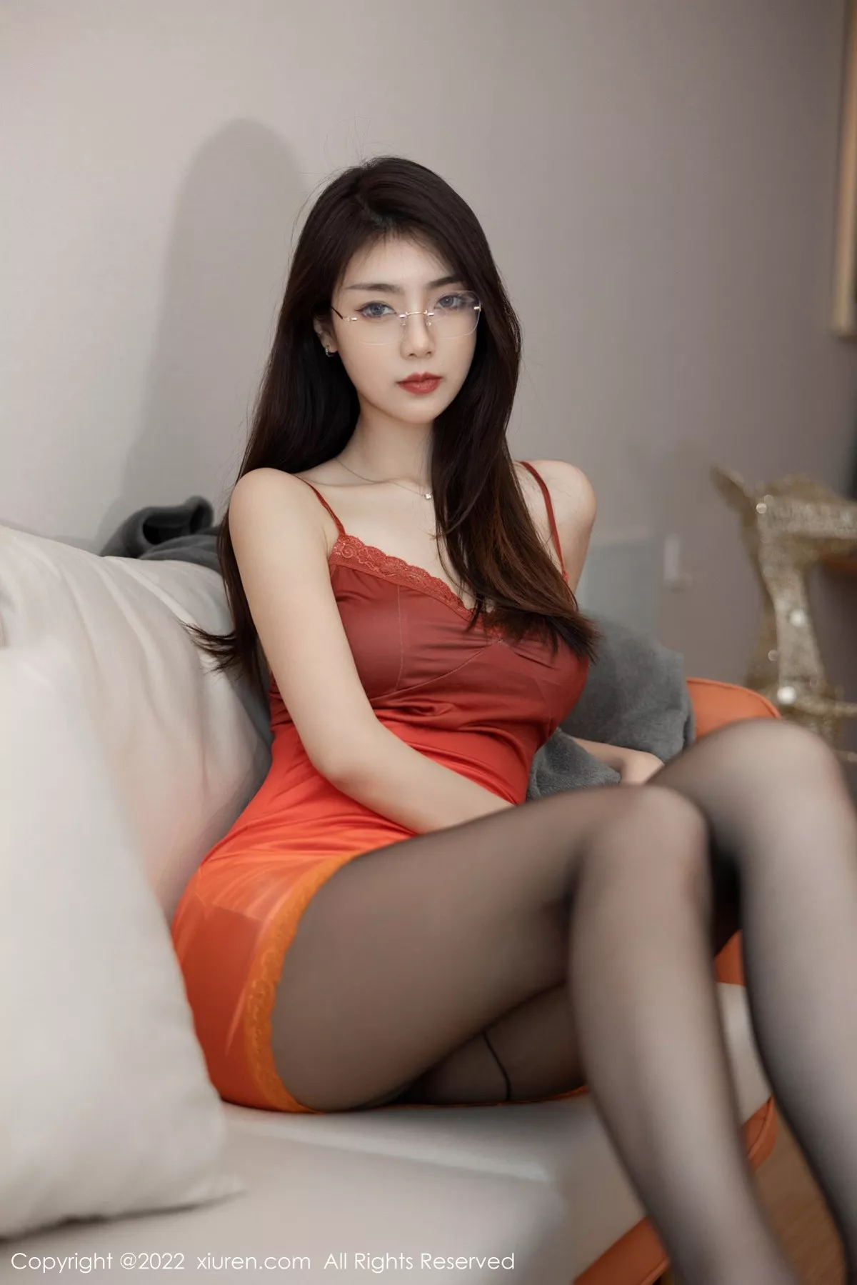 秀人集.com_[XiuRen秀人网]No.5378_模特可乐Vicky橙灰色连衣短裙配超薄黑丝秀翘臀美腿诱惑写真50P