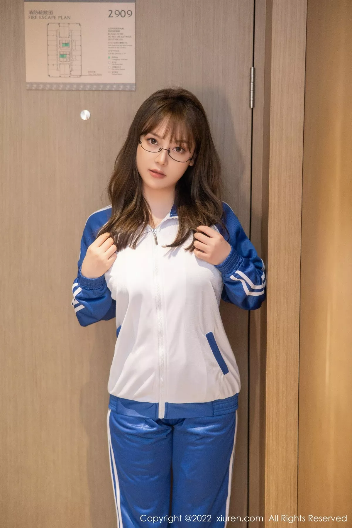 秀人集.com_[XiuRen秀人网]No.5377_模特豆瓣酱性感学妹运动服露黑色蕾丝内衣秀丰满身材诱惑写真90P