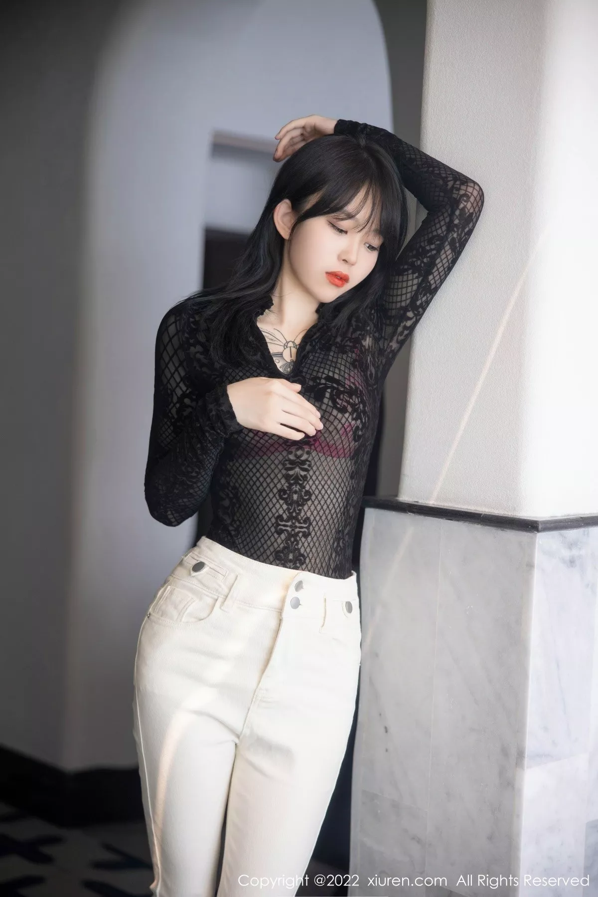 秀人集.com_[XiuRen秀人网]No.5386_模特奶瓶大理旅拍黑色网纱上衣配白色长裤露粉色内衣诱惑写真98P