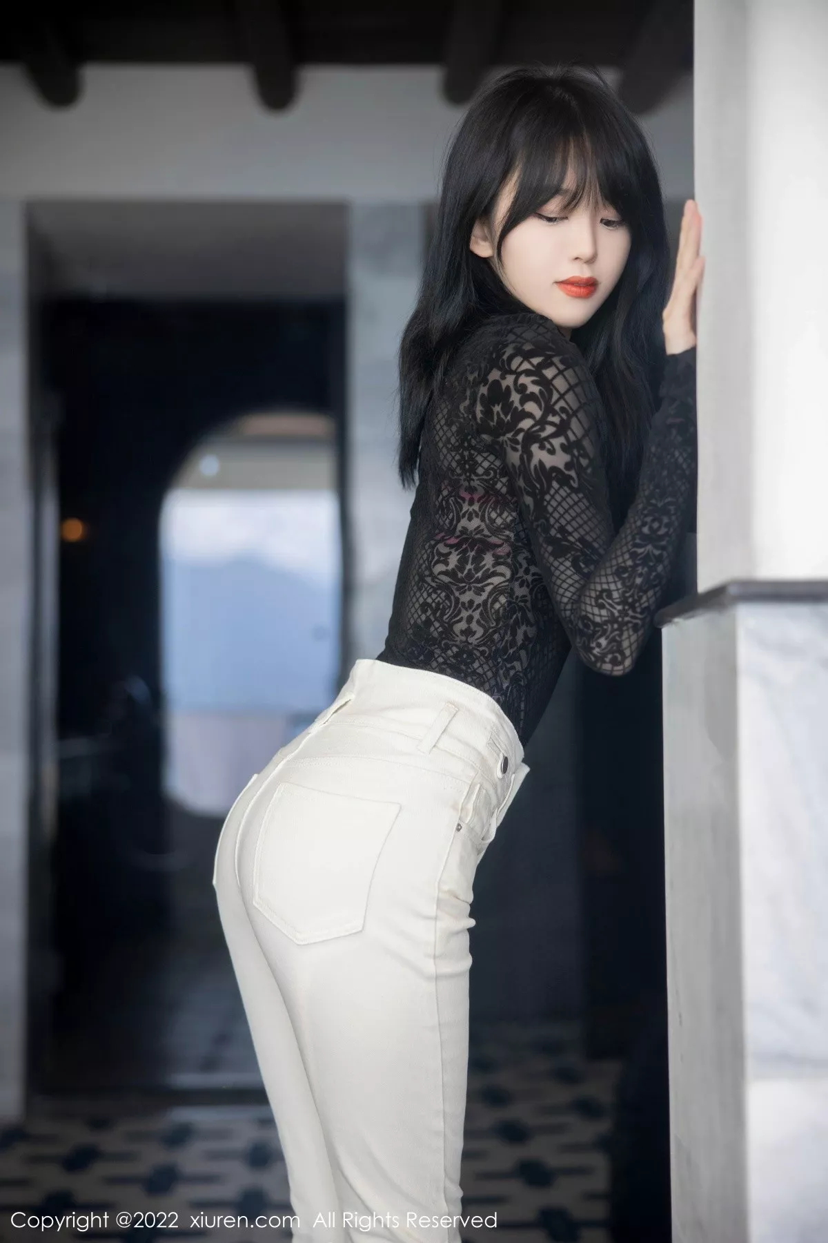 秀人集.com_[XiuRen秀人网]No.5386_模特奶瓶大理旅拍黑色网纱上衣配白色长裤露粉色内衣诱惑写真98P