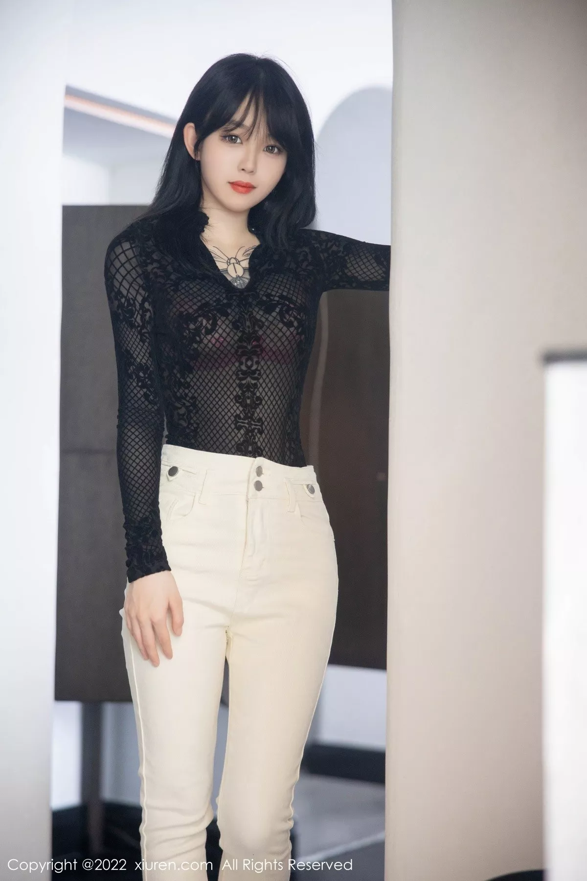 秀人集.com_[XiuRen秀人网]No.5386_模特奶瓶大理旅拍黑色网纱上衣配白色长裤露粉色内衣诱惑写真98P