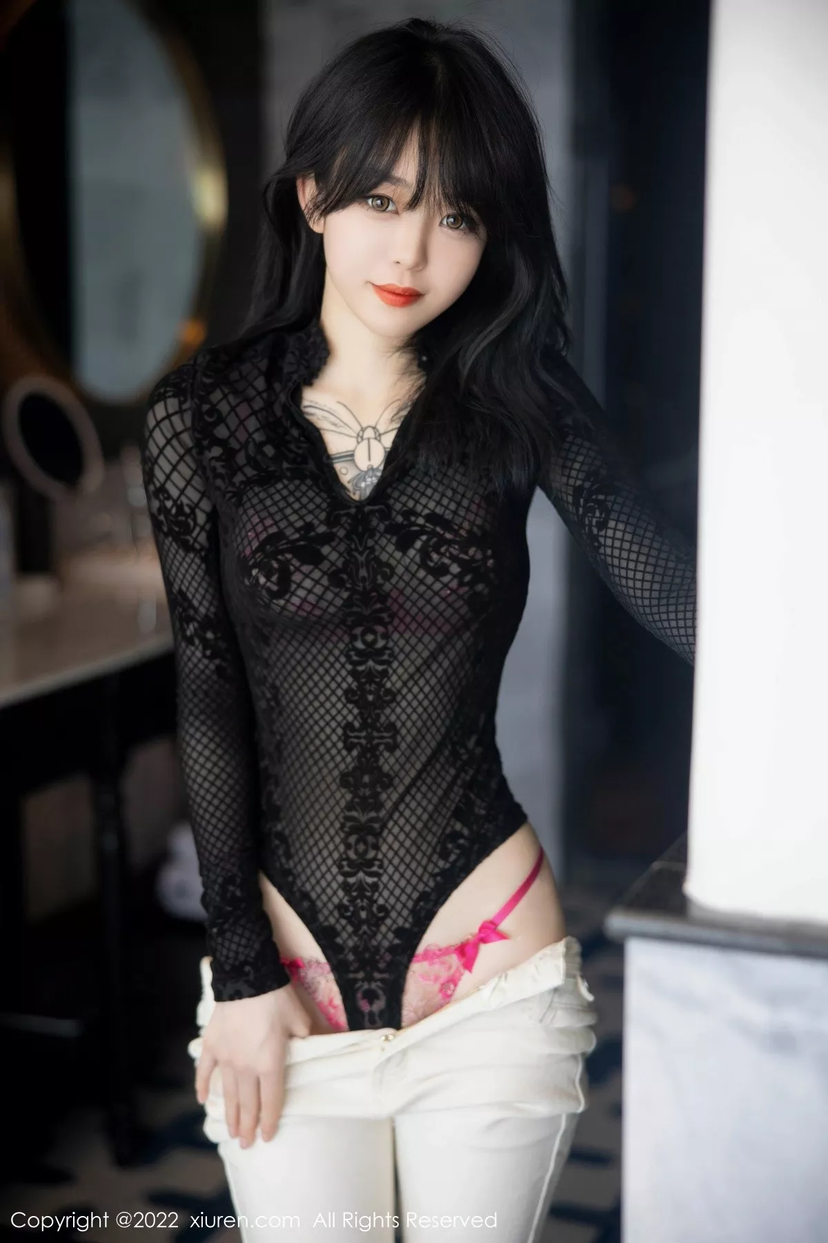 秀人集.com_[XiuRen秀人网]No.5386_模特奶瓶大理旅拍黑色网纱上衣配白色长裤露粉色内衣诱惑写真98P