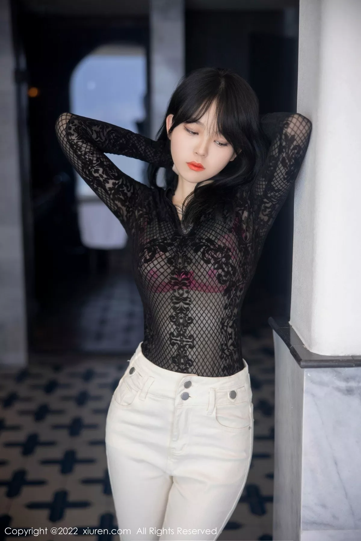 秀人集.com_[XiuRen秀人网]No.5386_模特奶瓶大理旅拍黑色网纱上衣配白色长裤露粉色内衣诱惑写真98P