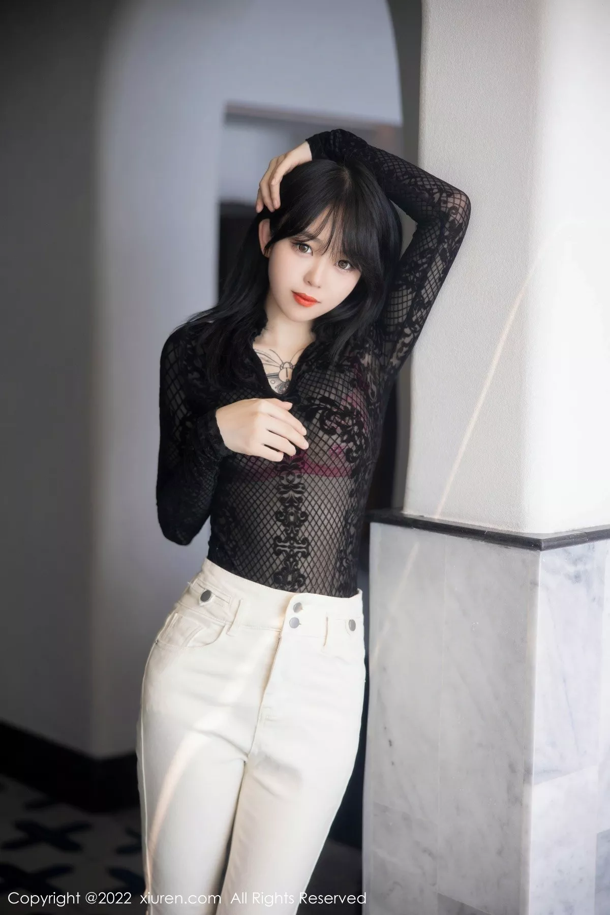 秀人集.com_[XiuRen秀人网]No.5386_模特奶瓶大理旅拍黑色网纱上衣配白色长裤露粉色内衣诱惑写真98P