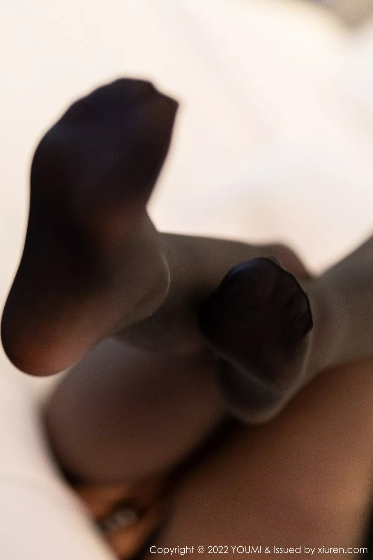 秀人集.com_[YouMi尤蜜荟]Vol.827_模特laura阿姣性感黑色短裙下超薄黑丝裤袜秀翘臀美腿诱惑写真70P