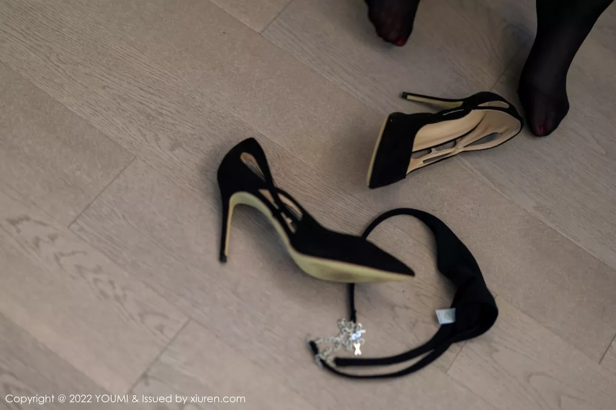 秀人集.com_[YouMi尤蜜荟]Vol.828_女神Carol小肥莹性感黑色高领轻透上衣配黑丝吊袜极致魅惑写真73P