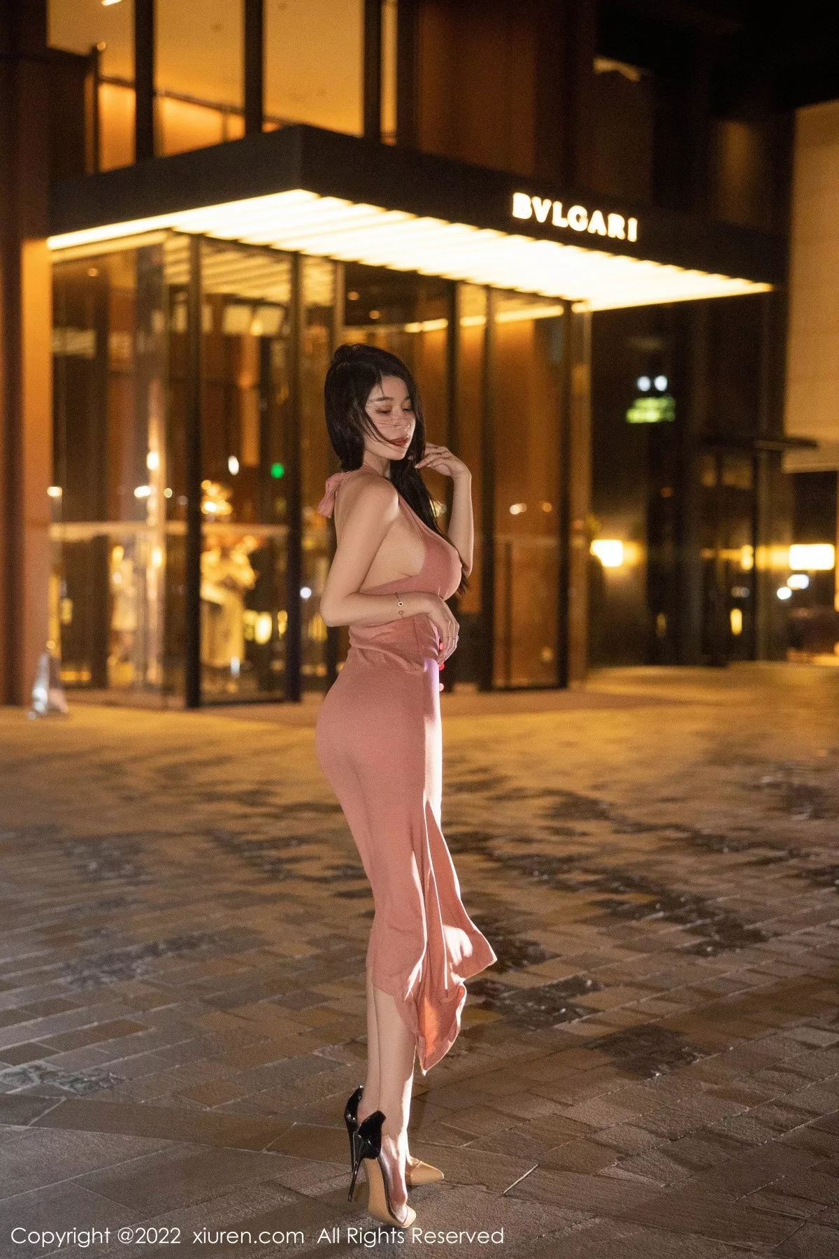 秀人集.com_[XiuRen秀人网]No.5426_模特美七Mia西双版纳旅拍脱淡红色连衣裙秀丰满身材诱惑写真114P