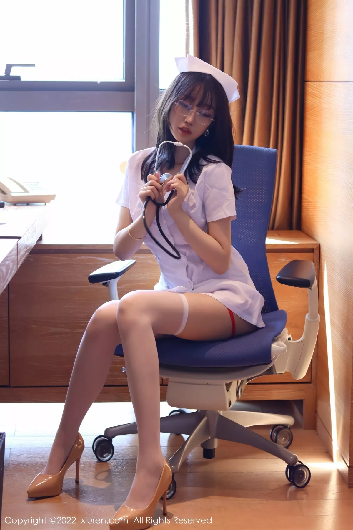 秀人集.com_[XiuRen秀人网]No.5438_模特玥儿玥er香格里拉旅拍半脱护士服露红色情趣内衣诱惑写真54P