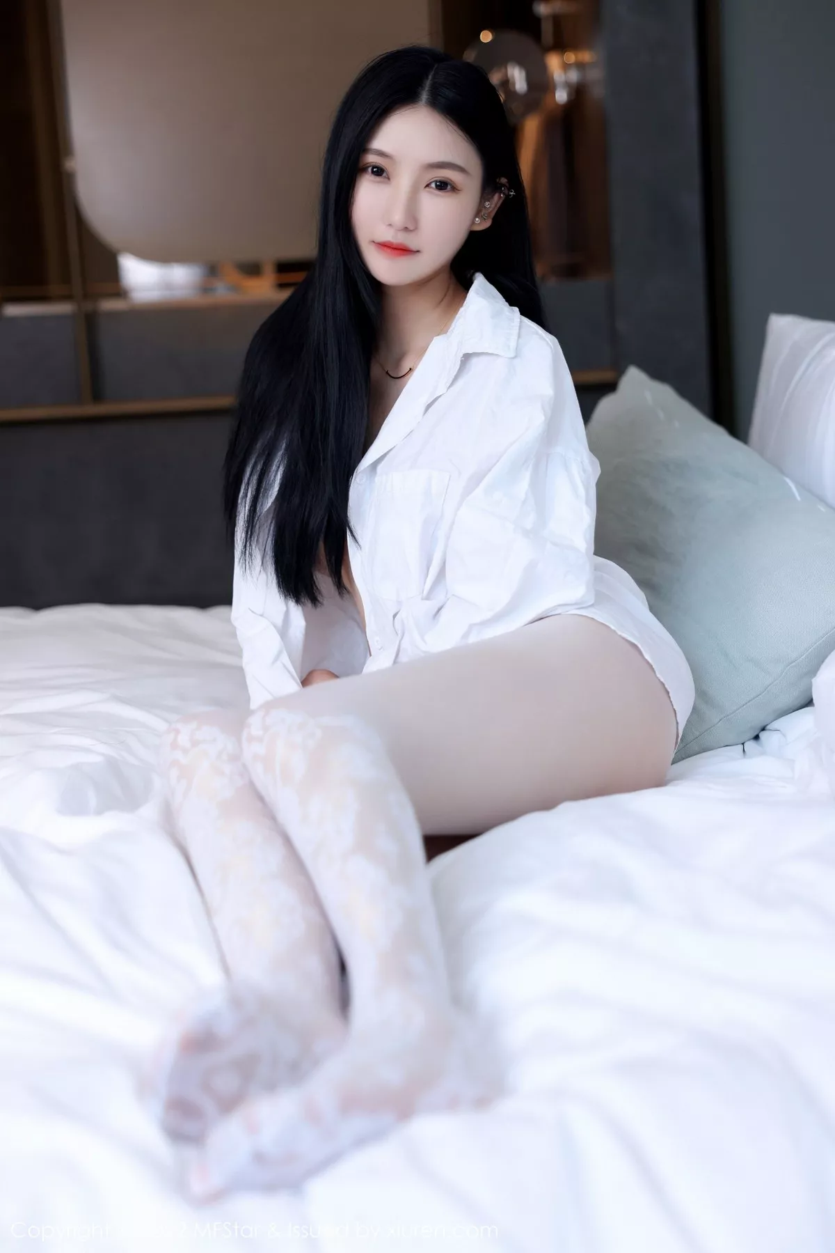 秀人集.com_[MFStar模范学院]Vol.565_新人模特小米XM性感白T配白色蛇纹无内丝袜惹火诱惑写真61P