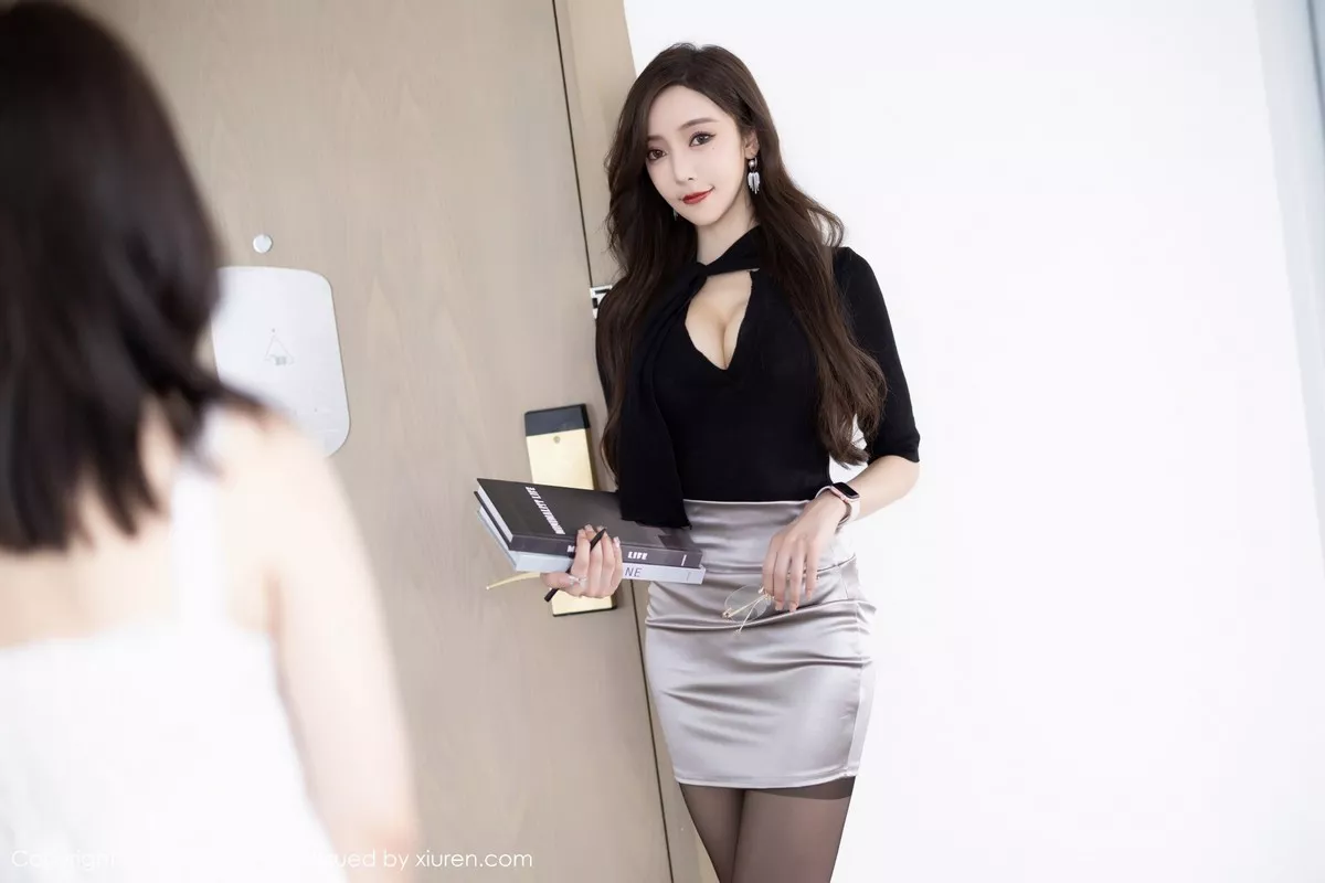 秀人集.com_[XiaoYu画语界]Vol.843_女神王馨瑶yanniOL装扮半脱露黑色蕾丝内衣秀完美身材诱惑写真80P