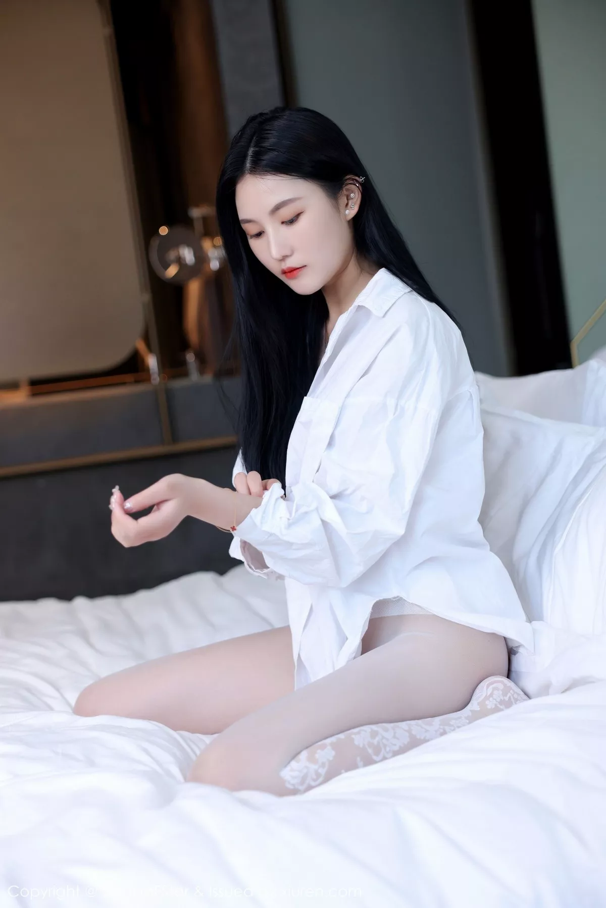 秀人集.com_[MFStar模范学院]Vol.565_新人模特小米XM性感白T配白色蛇纹无内丝袜惹火诱惑写真61P