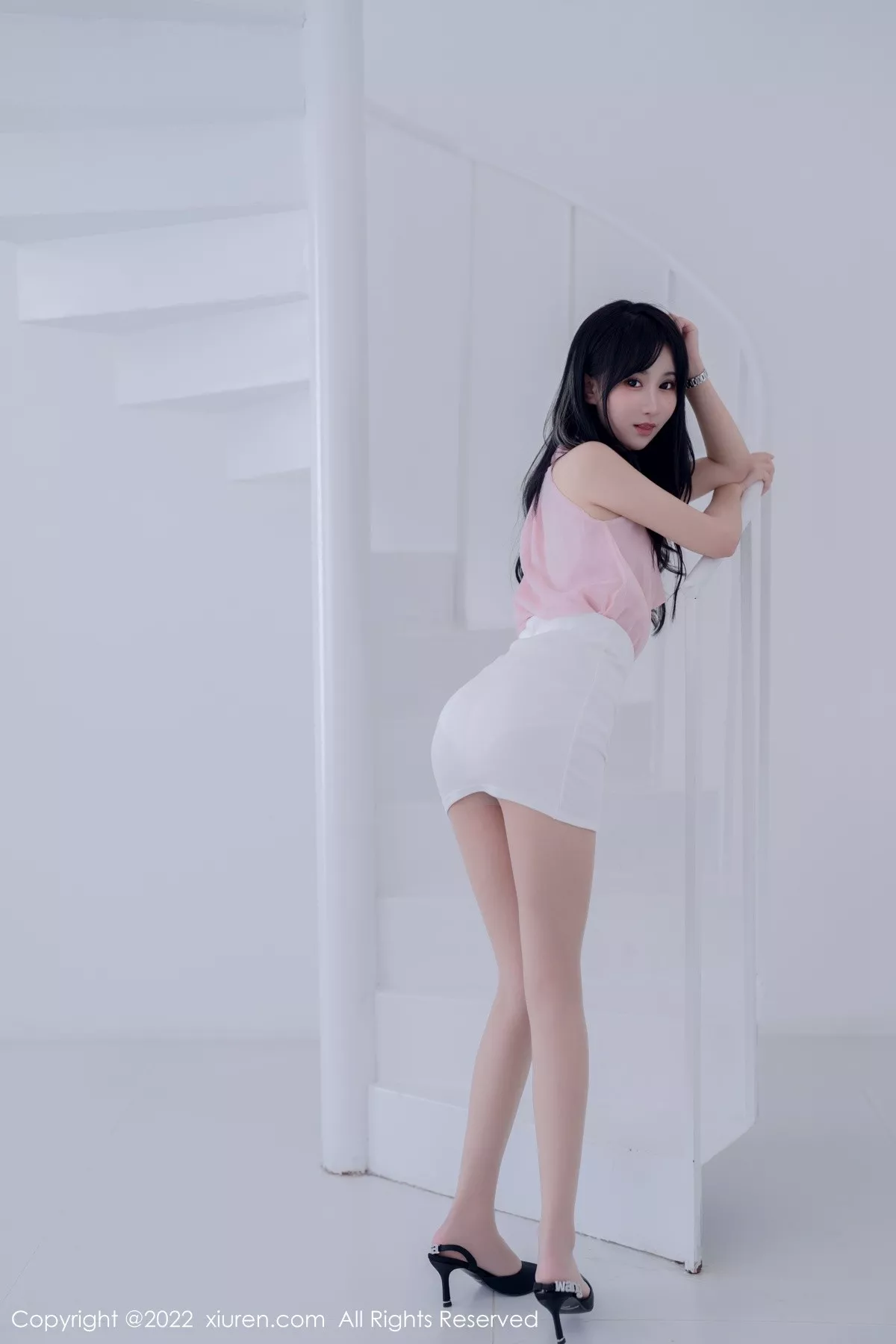 秀人集.com_[XiuRen秀人网]No.5318_女神小果冻儿大理旅拍性感粉色上衣配白色短裙秀美腿诱惑写真76P