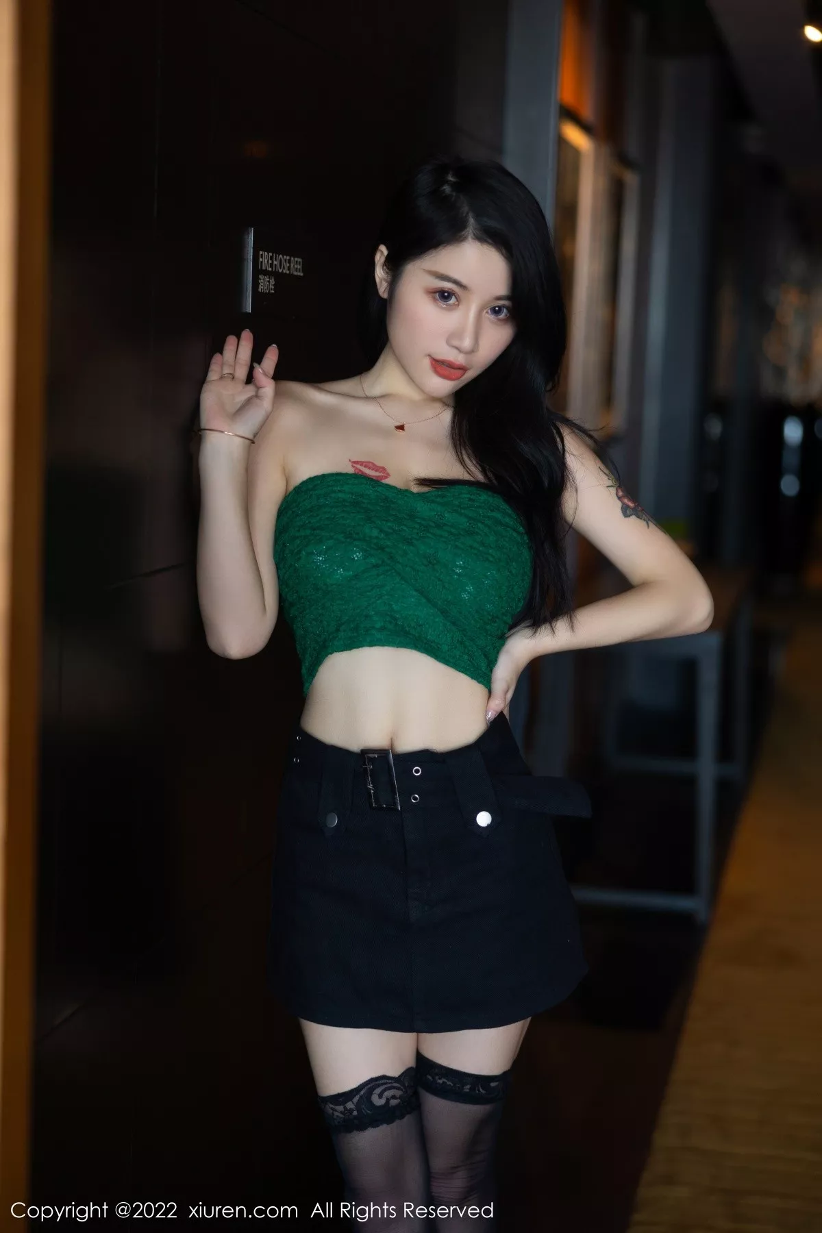 秀人集.com_[XiuRen秀人网]No.5455_模特美七Mia西双版纳旅拍露肩短装配黑短裙秀惹火身材诱惑写真75P