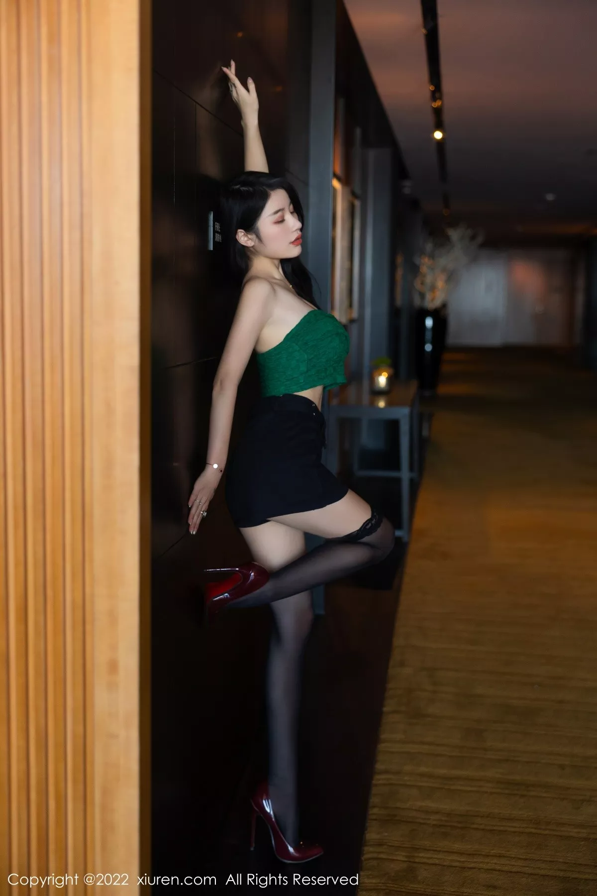 秀人集.com_[XiuRen秀人网]No.5455_模特美七Mia西双版纳旅拍露肩短装配黑短裙秀惹火身材诱惑写真75P