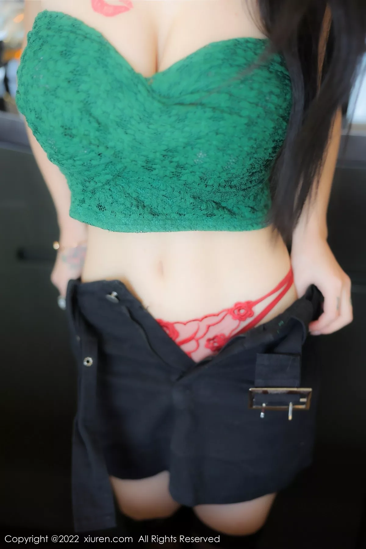 秀人集.com_[XiuRen秀人网]No.5455_模特美七Mia西双版纳旅拍露肩短装配黑短裙秀惹火身材诱惑写真75P