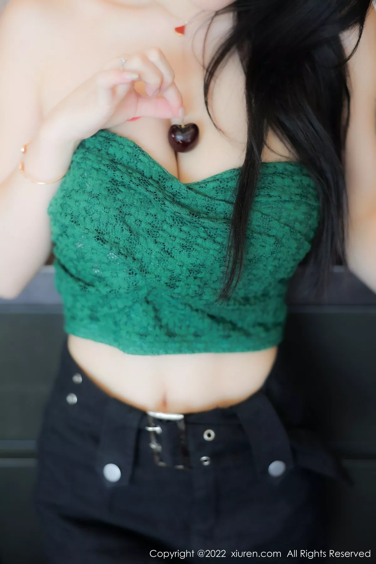 秀人集.com_[XiuRen秀人网]No.5455_模特美七Mia西双版纳旅拍露肩短装配黑短裙秀惹火身材诱惑写真75P