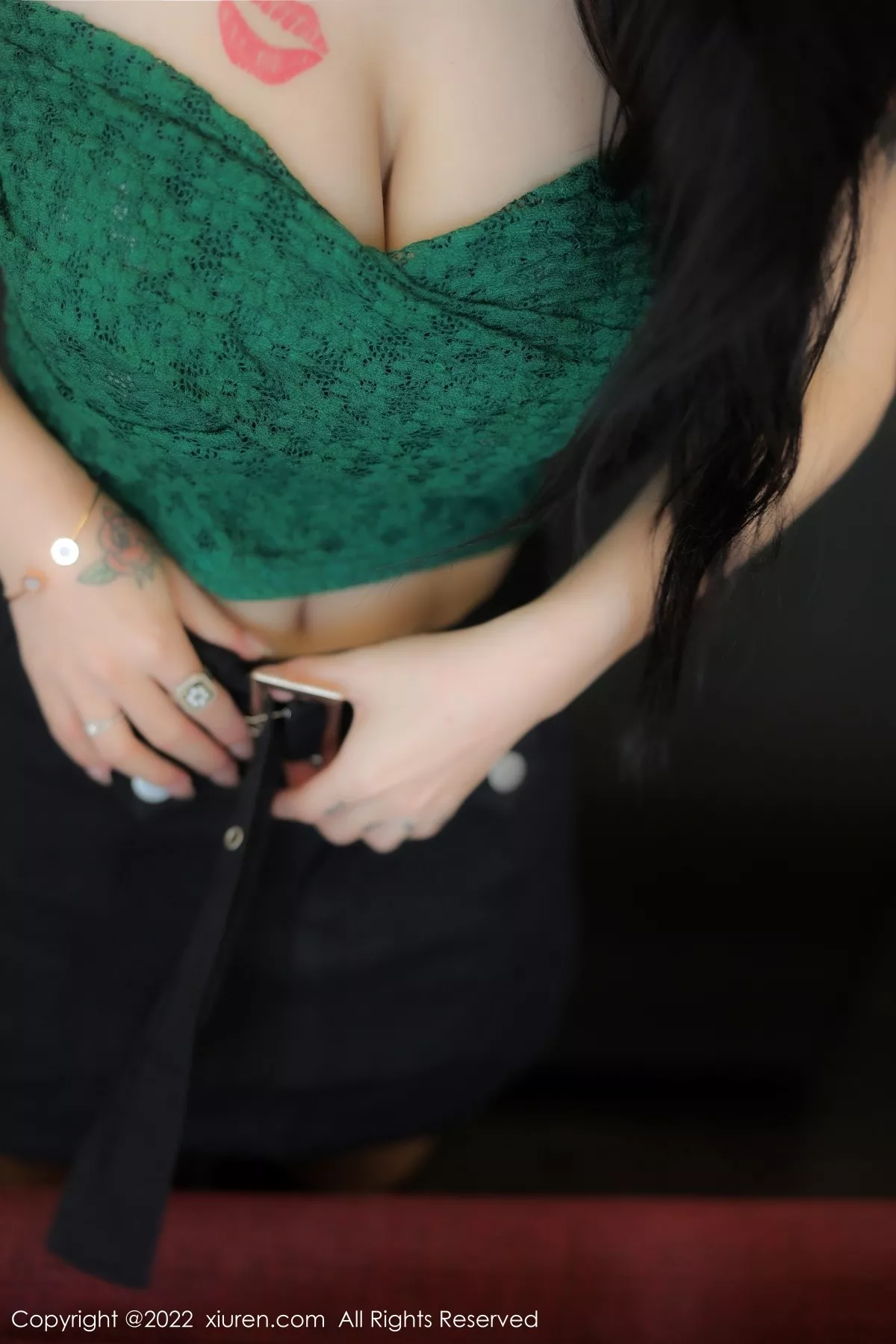 秀人集.com_[XiuRen秀人网]No.5455_模特美七Mia西双版纳旅拍露肩短装配黑短裙秀惹火身材诱惑写真75P