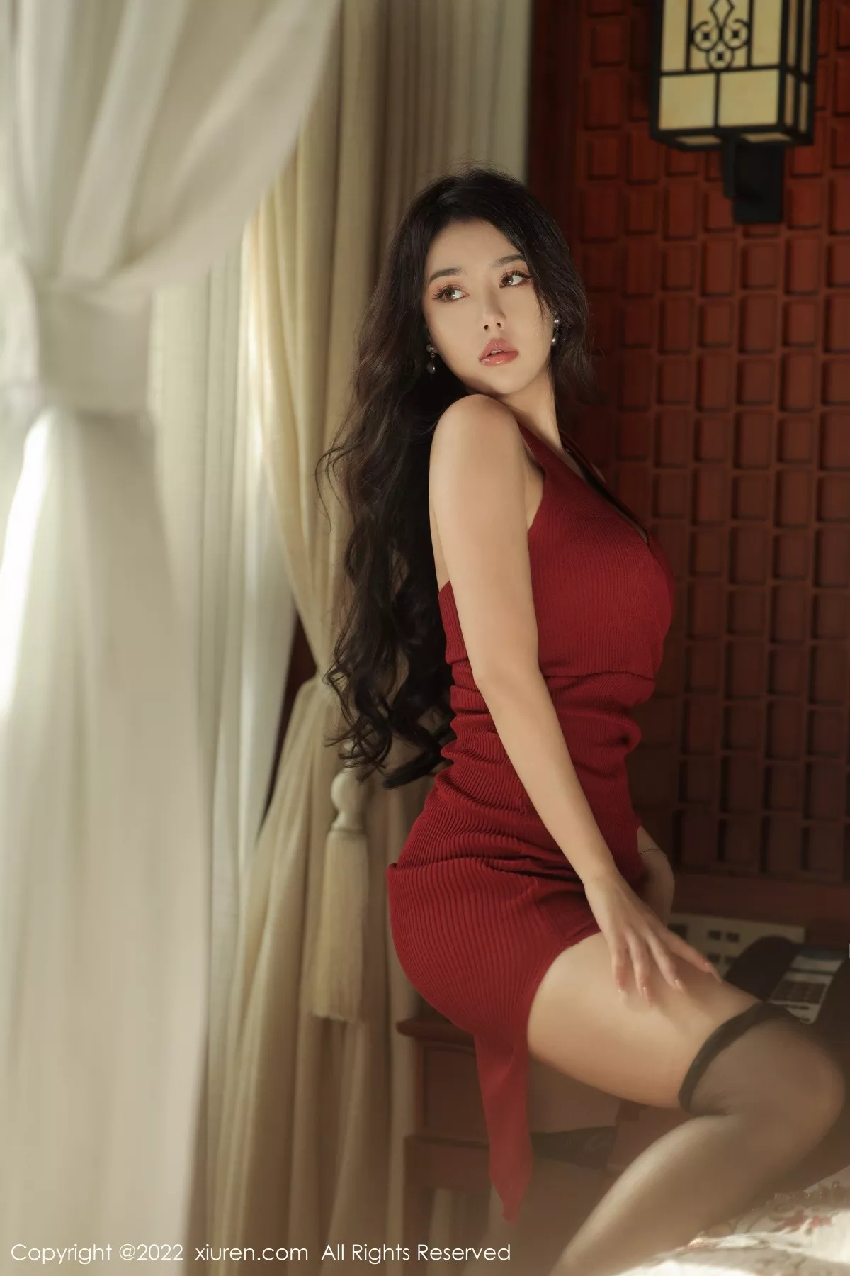 秀人集.com_[XiuRen秀人网]No.5457_女神玛鲁娜三亚旅拍红色露肩连衣短裙配黑丝袜秀翘臀诱惑写真56P