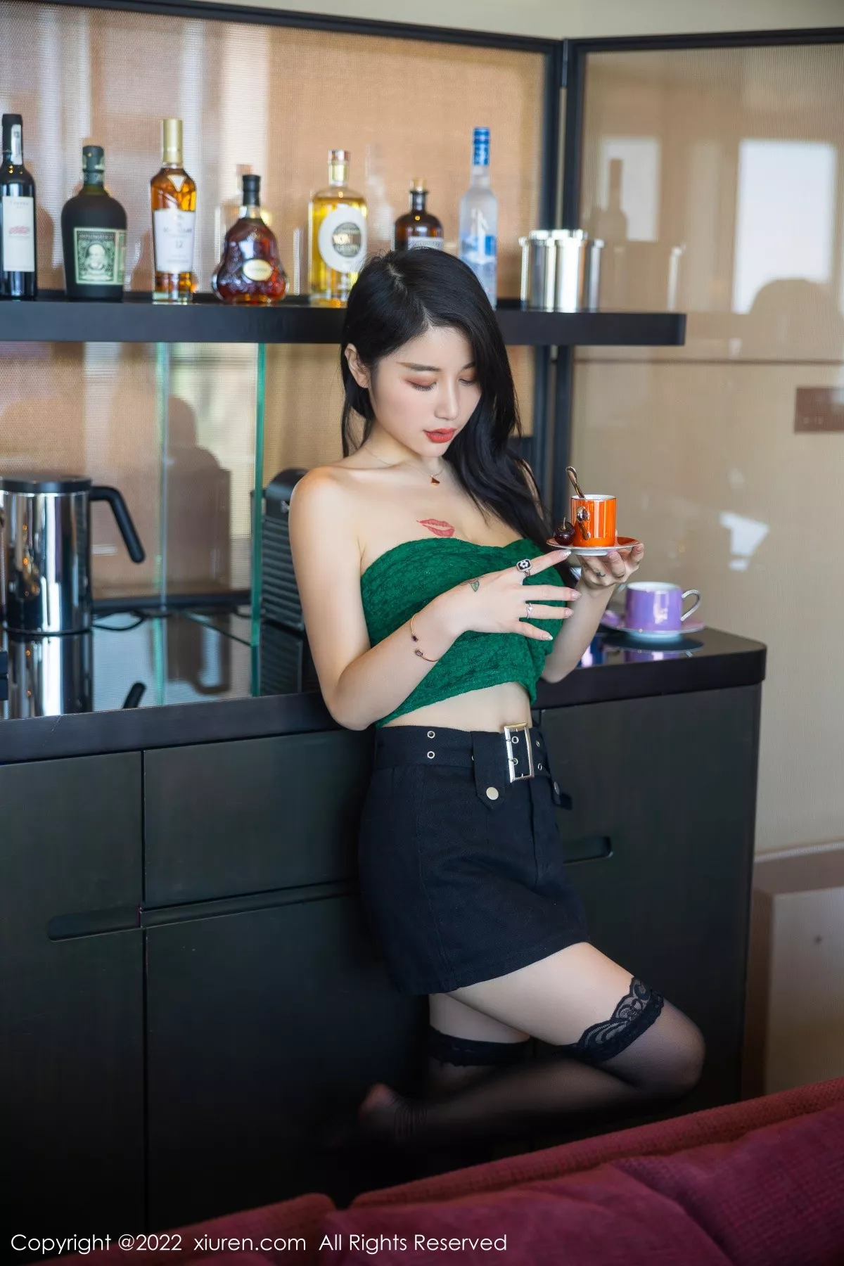 秀人集.com_[XiuRen秀人网]No.5455_模特美七Mia西双版纳旅拍露肩短装配黑短裙秀惹火身材诱惑写真75P