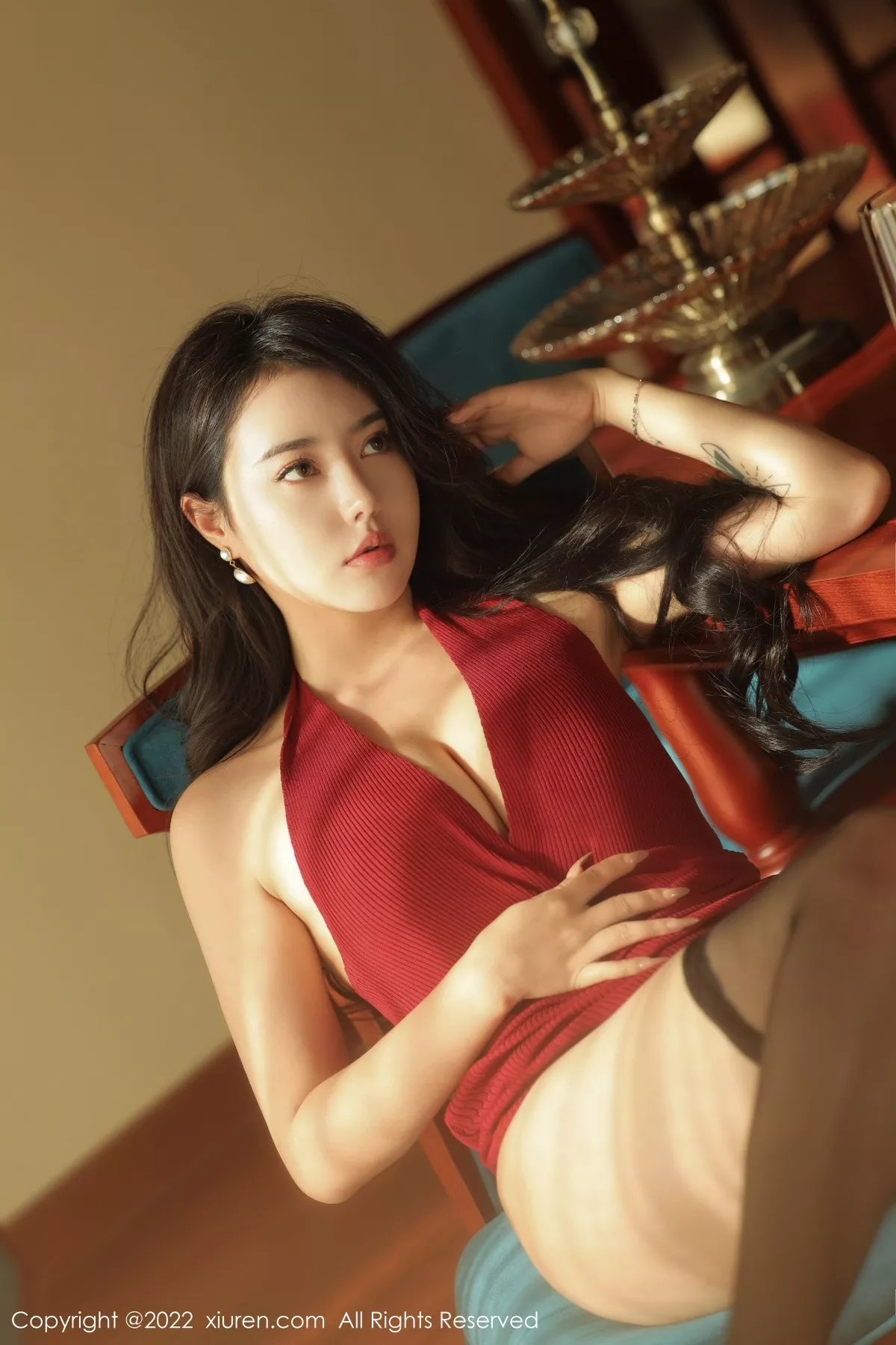 秀人集.com_[XiuRen秀人网]No.5457_女神玛鲁娜三亚旅拍红色露肩连衣短裙配黑丝袜秀翘臀诱惑写真56P