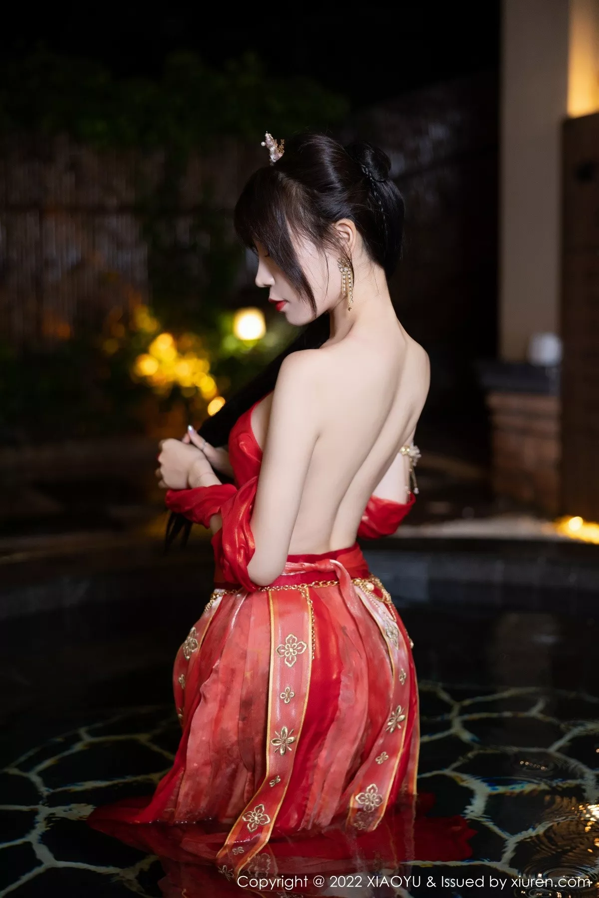 秀人集.com_[XiaoYu画语界]Vol.827_女神徐莉芝Booty泳池性感红色轻透古装服饰秀完美身材诱惑写真70P