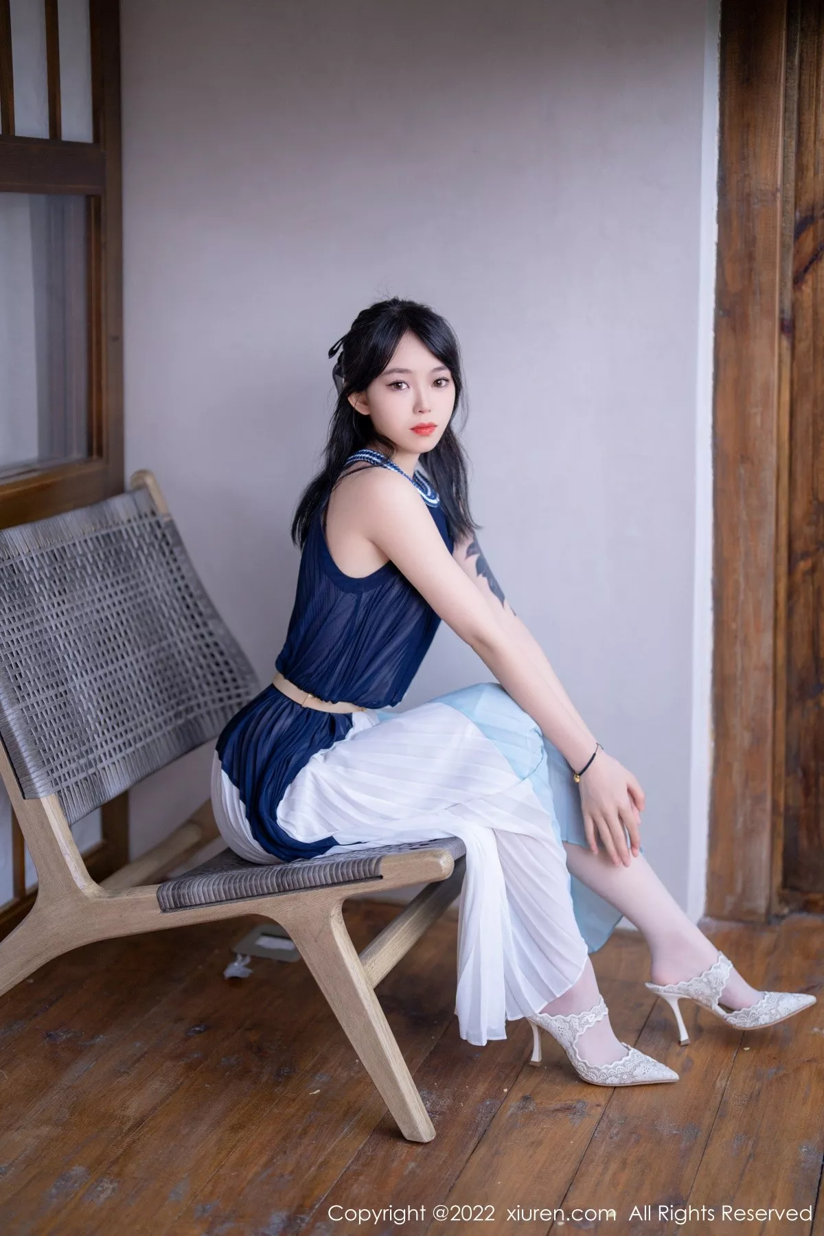 秀人集.com_[XiuRen秀人网]No.5327_模特奶瓶大理旅拍脱连衣裙露性感蕾丝内衣秀苗条身材诱惑写真53P