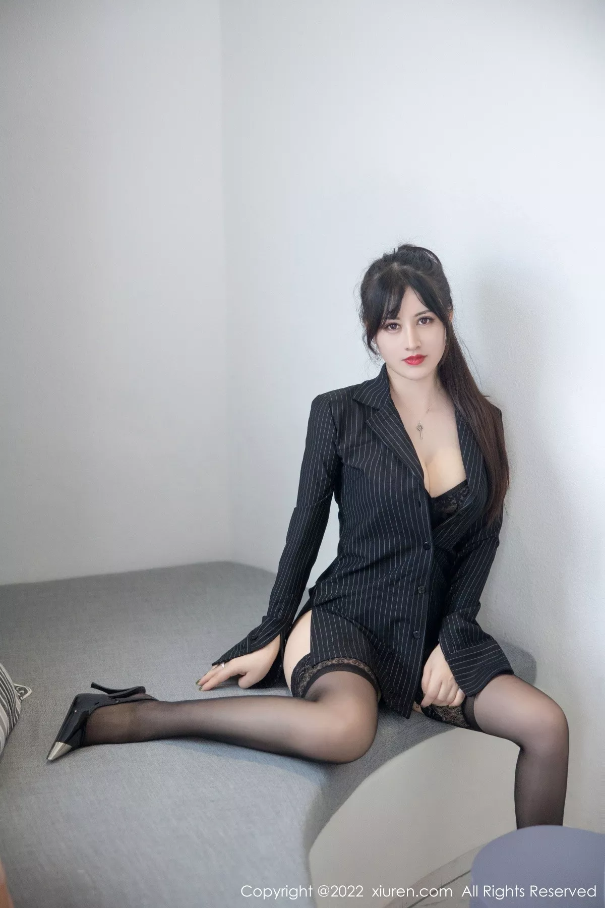 秀人集.com_[XiuRen秀人网]No.5335_模特诗诗kiki大理旅拍半脱黑色条纹T恤露性感蕾丝内衣诱惑写真83P